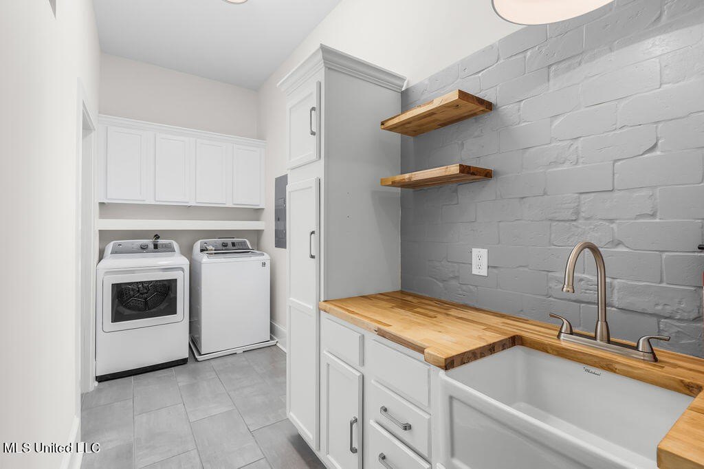 Gulfport, Mississippi, 39501, United States, 4 Bedrooms Bedrooms, ,3 BathroomsBathrooms,Residential,For Sale,1974056