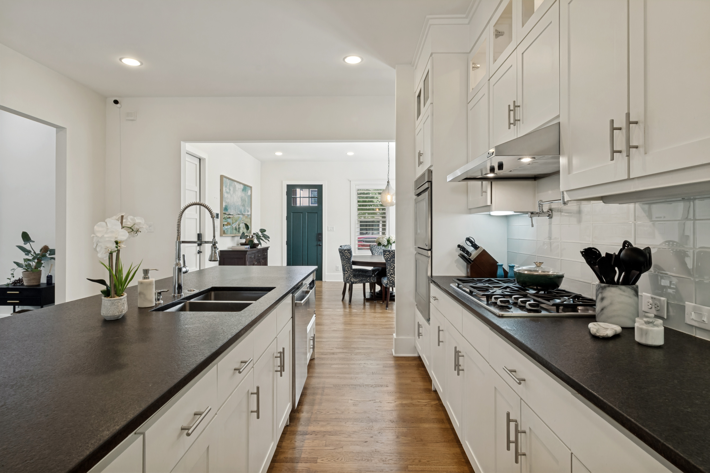  Stylishly Refreshed Craftsman in the Heart of Vickery Place - 物件實景