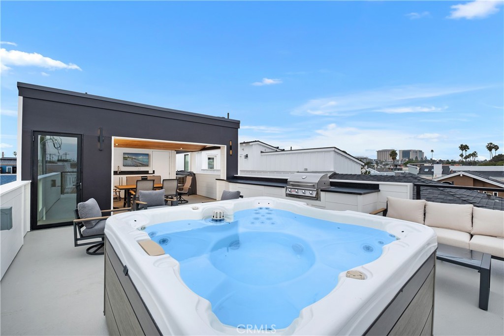 Newport Beach, California, 92663, United States, 5 Bedrooms Bedrooms, ,6 BathroomsBathrooms,Residential,For Sale,1993408