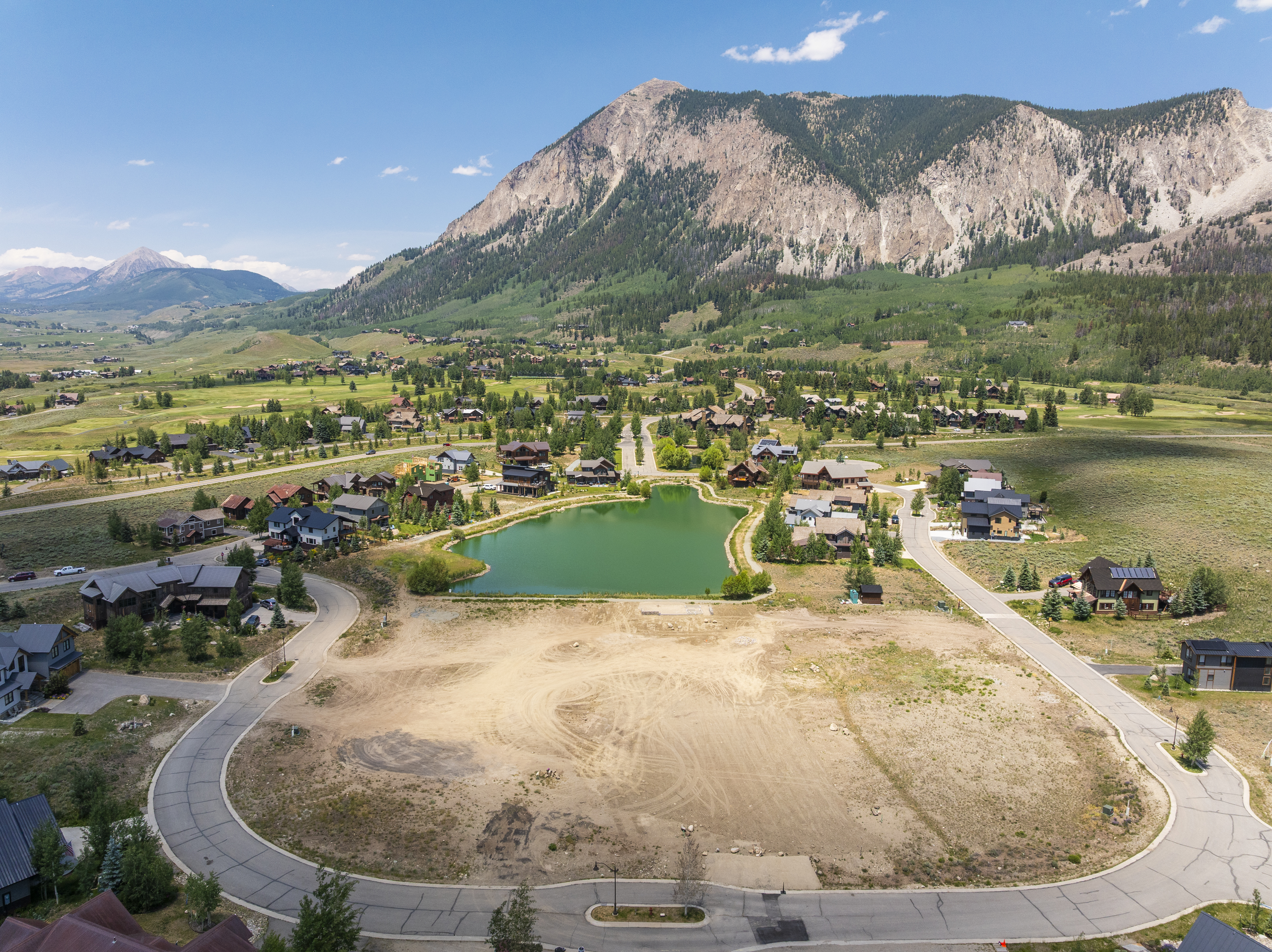  Set Within The Prestigious Larkspur Community - 物件實景