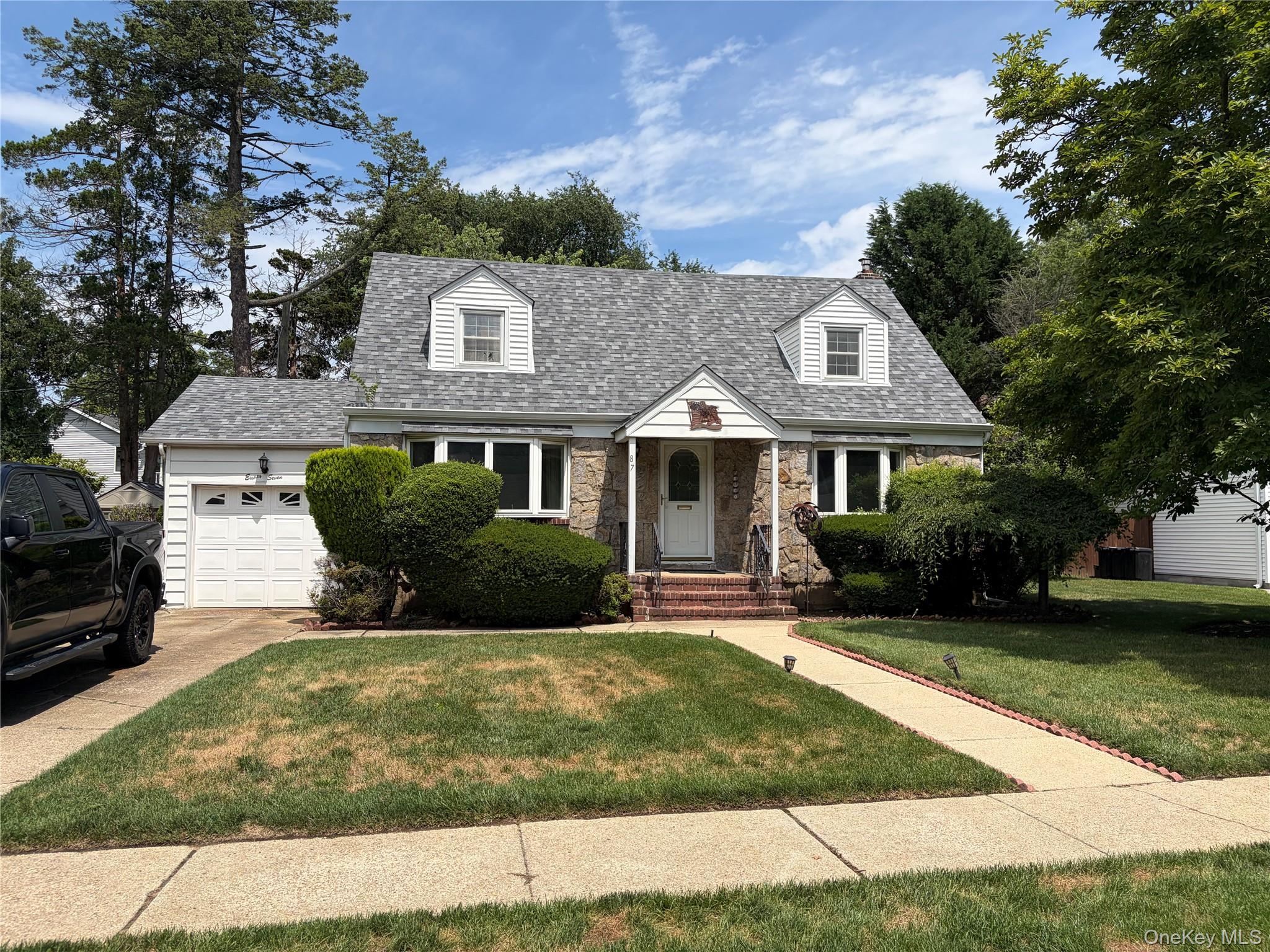 Parkway Dr, Westbury, NY 11590