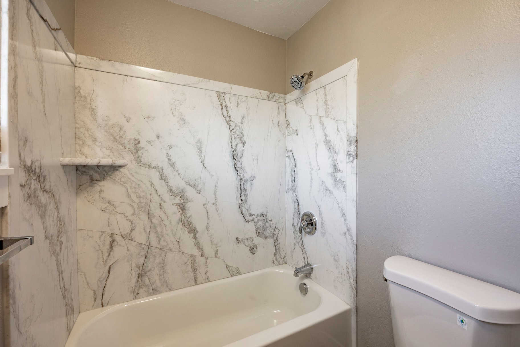  Turnkey Duplex Opportunity with Long-Term Tenant in Place - 物件實景