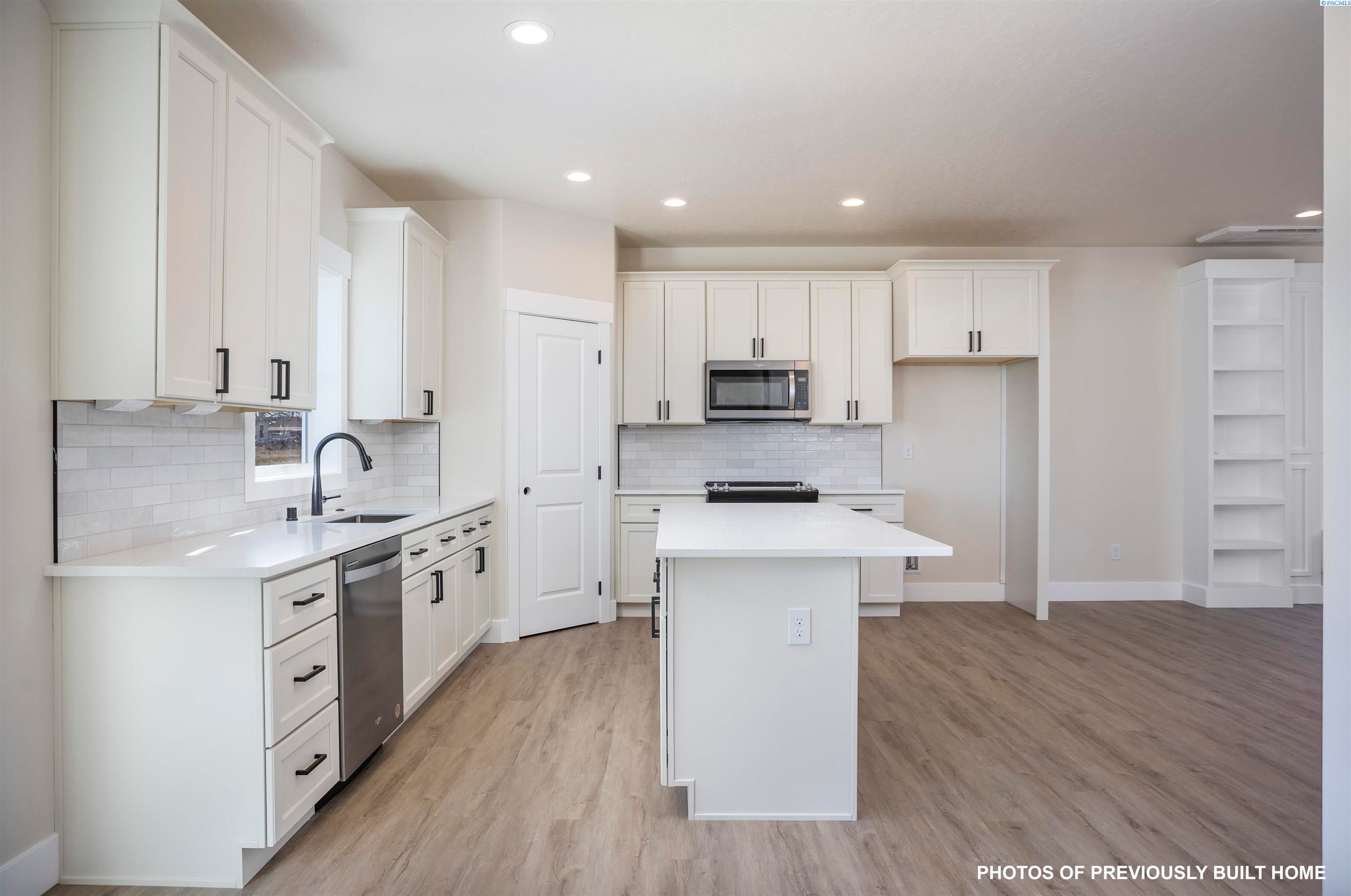 Richland, Washington, 99352, United States, 4 Bedrooms Bedrooms, ,2 BathroomsBathrooms,Residential,For Sale,1980834