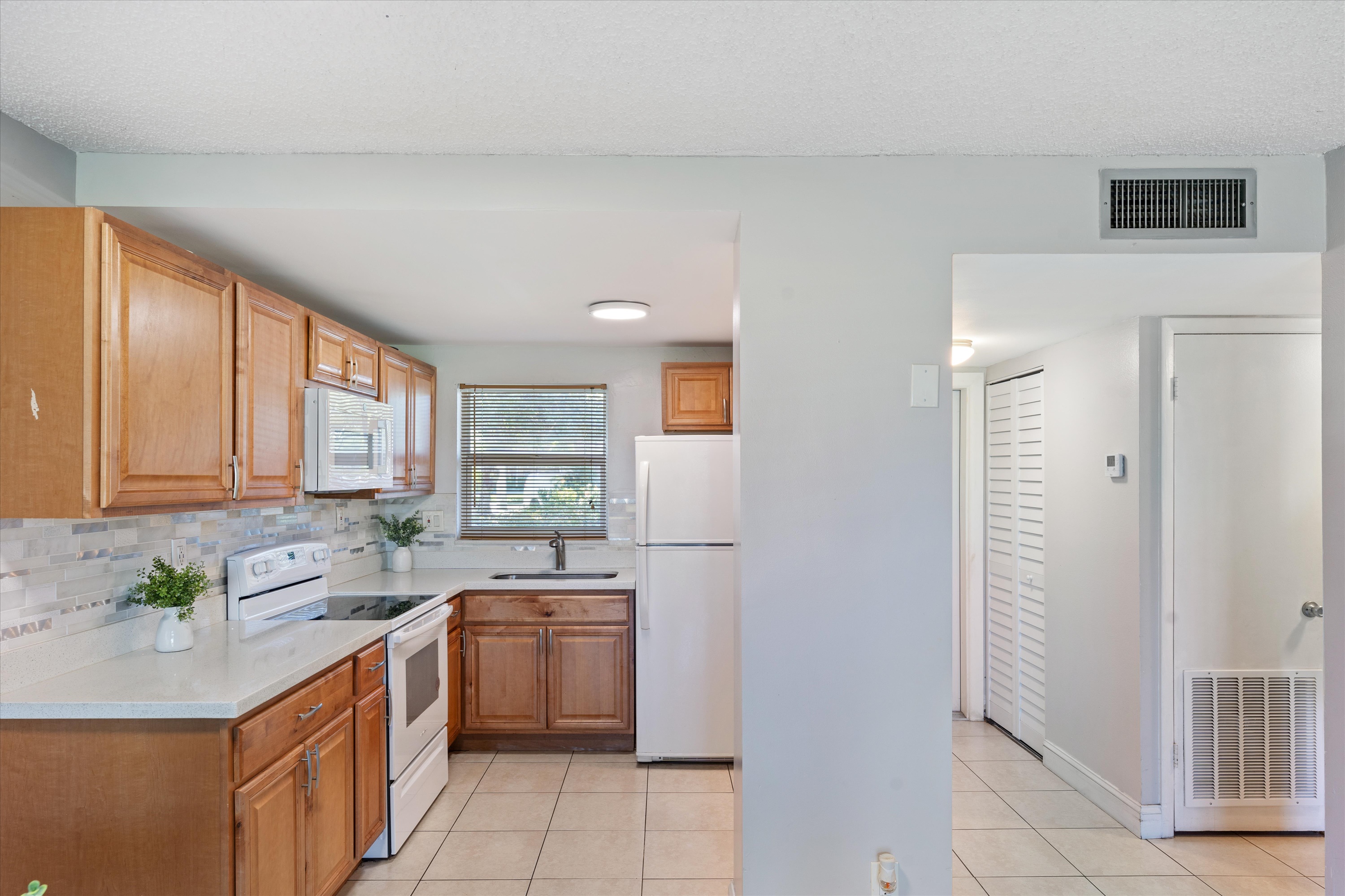  9761 Sunrise Lakes Blvd, Sunrise, FL, 33322 - 物件實景