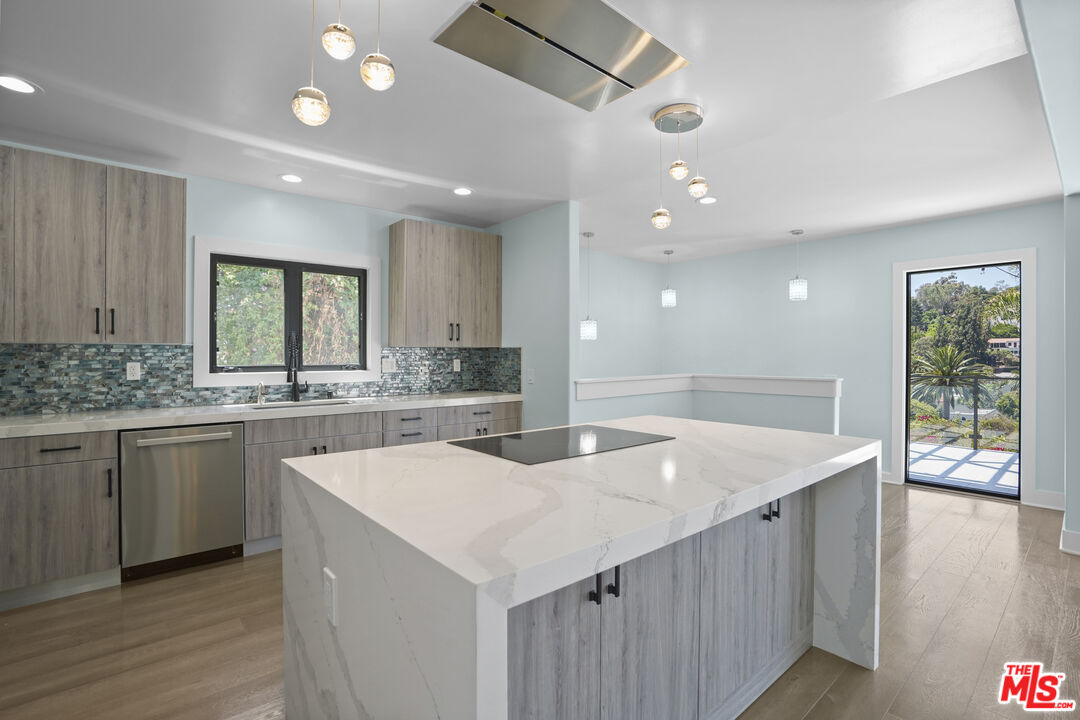 Los Angeles, California, 90068, United States, 3 Bedrooms Bedrooms, ,2 BathroomsBathrooms,Residential,For Sale,1911201