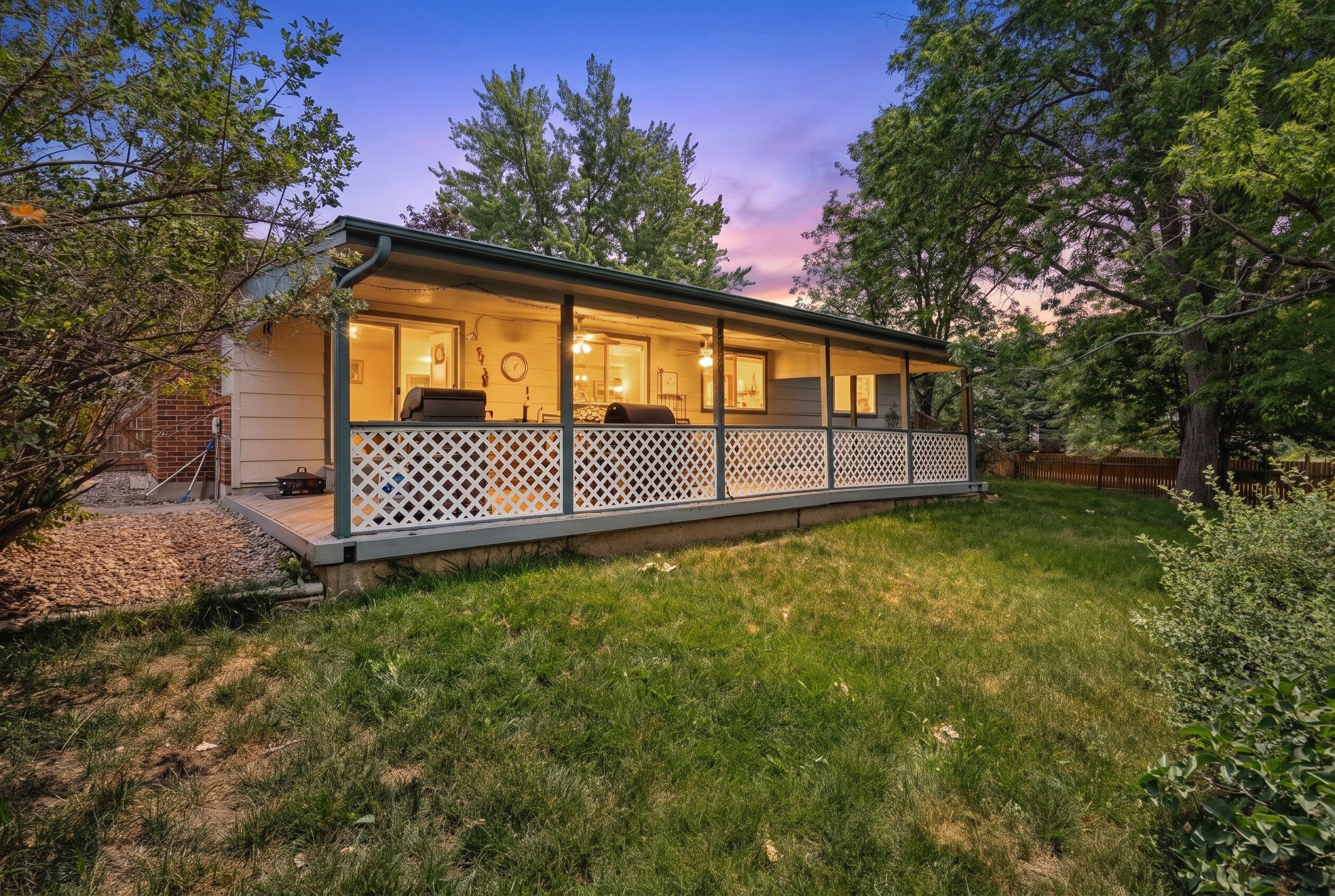  Charming and Well Maintained Home on a Large Corner Lot - 物件實景