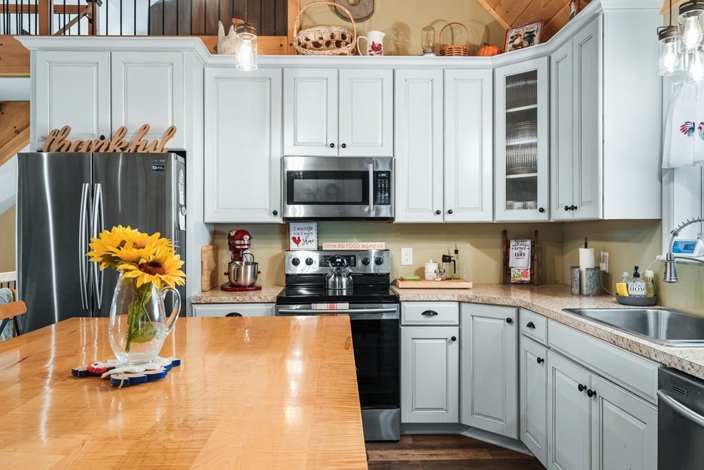 Blairsville, Georgia, 30512, United States, 3 Bedrooms Bedrooms, ,3 BathroomsBathrooms,Residential,For Sale,1979899