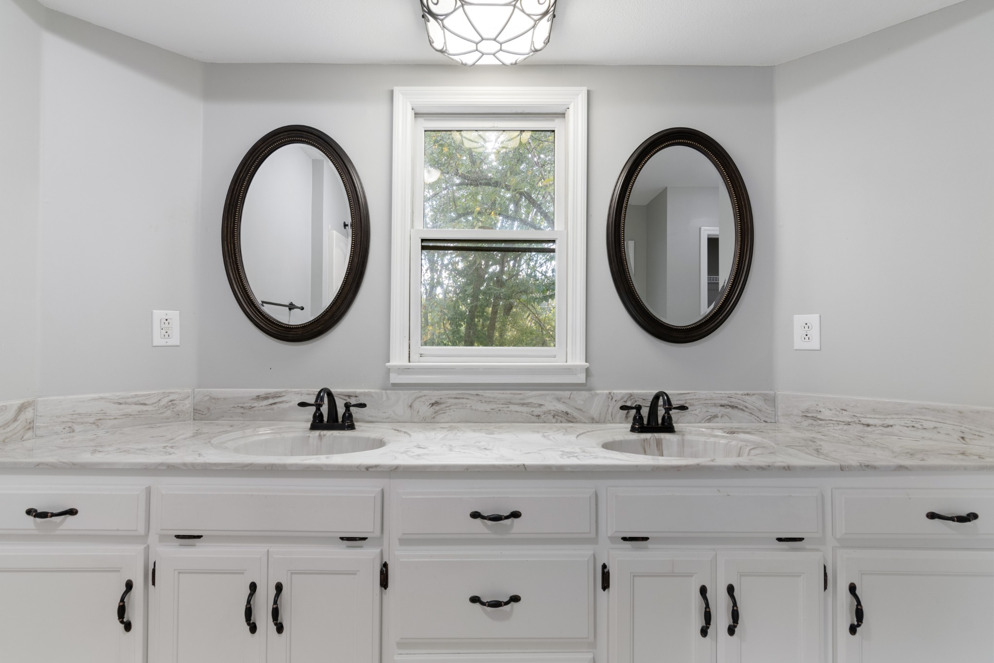 Clarksville, Tennessee, 37043, United States, 3 Bedrooms Bedrooms, ,3 BathroomsBathrooms,Residential,For Sale,1978021