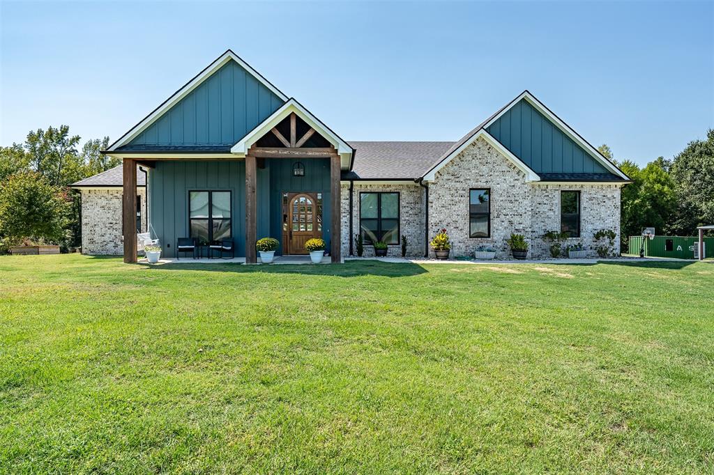 Mineola, Texas, 75773, United States, 3 Bedrooms Bedrooms, ,3 BathroomsBathrooms,Residential,For Sale,1947145