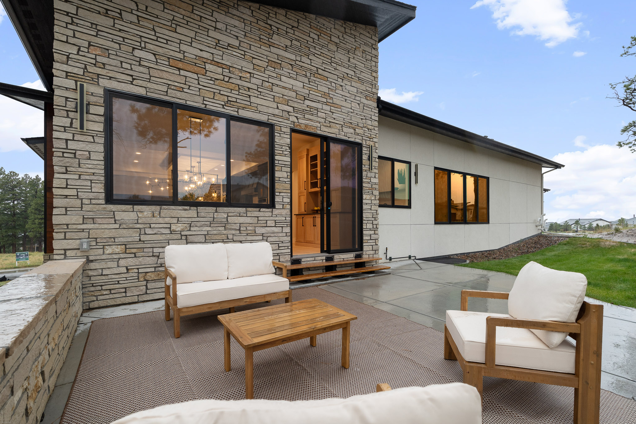  Designed to live beautifully from front to back - 物件實景