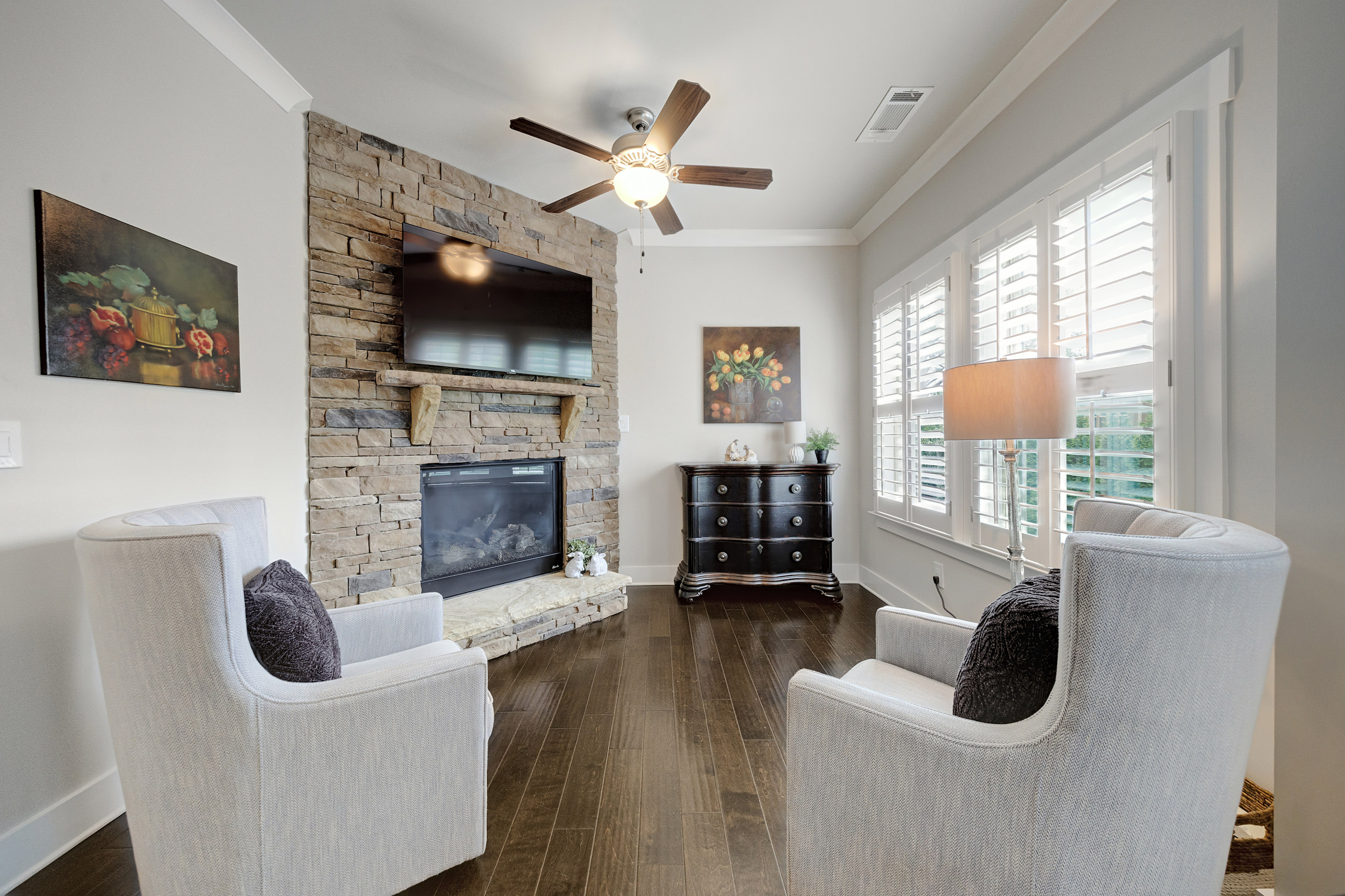  Cul-de-sac Home Combines Refined Modern Living and Everyday Comfort - 物件實景