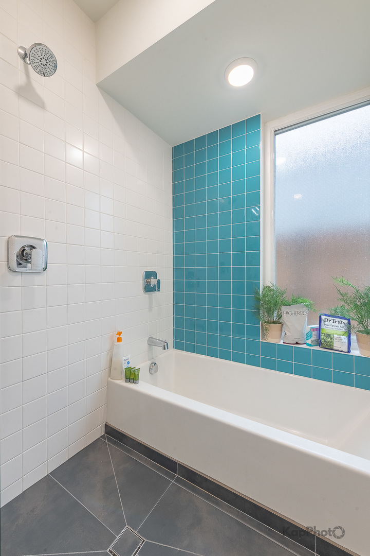 Chicago, Illinois, 60612, United States, 4 Bedrooms Bedrooms, ,2 BathroomsBathrooms,Residential,For Sale,2001232