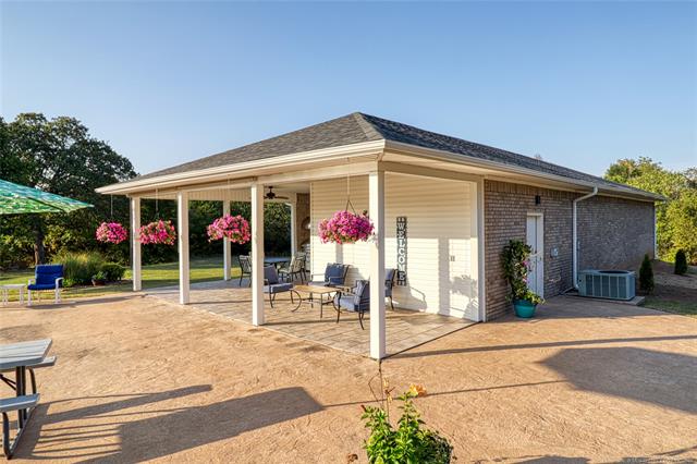 Eufaula, Oklahoma, 74432, United States, 3 Bedrooms Bedrooms, ,4 BathroomsBathrooms,Residential,For Sale,1976546