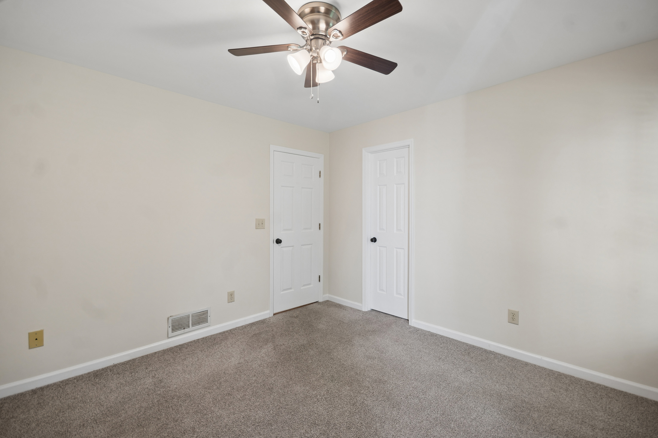  Beautifully Refreshed Ranch Nestled on an Expansive Cul-de-sac Lot - 物件實景