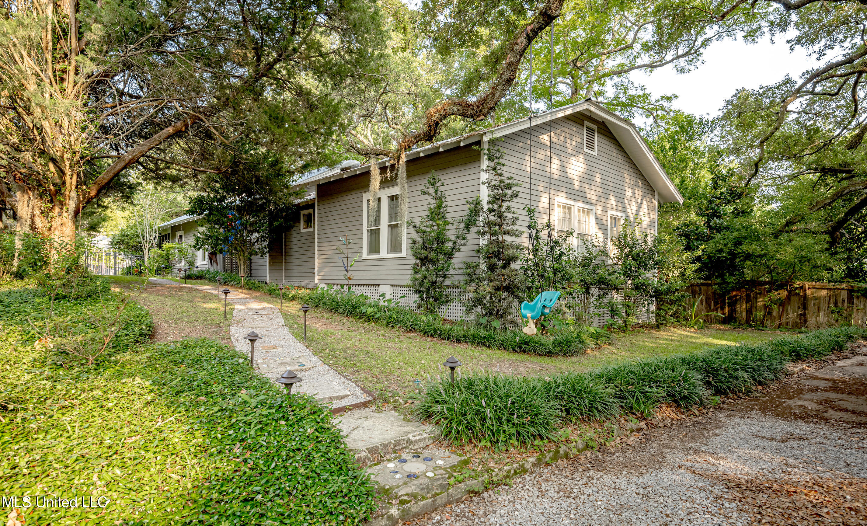 Ocean Springs, Mississippi, 39564, United States, 3 Bedrooms Bedrooms, ,2 BathroomsBathrooms,Residential,For Sale,1987573