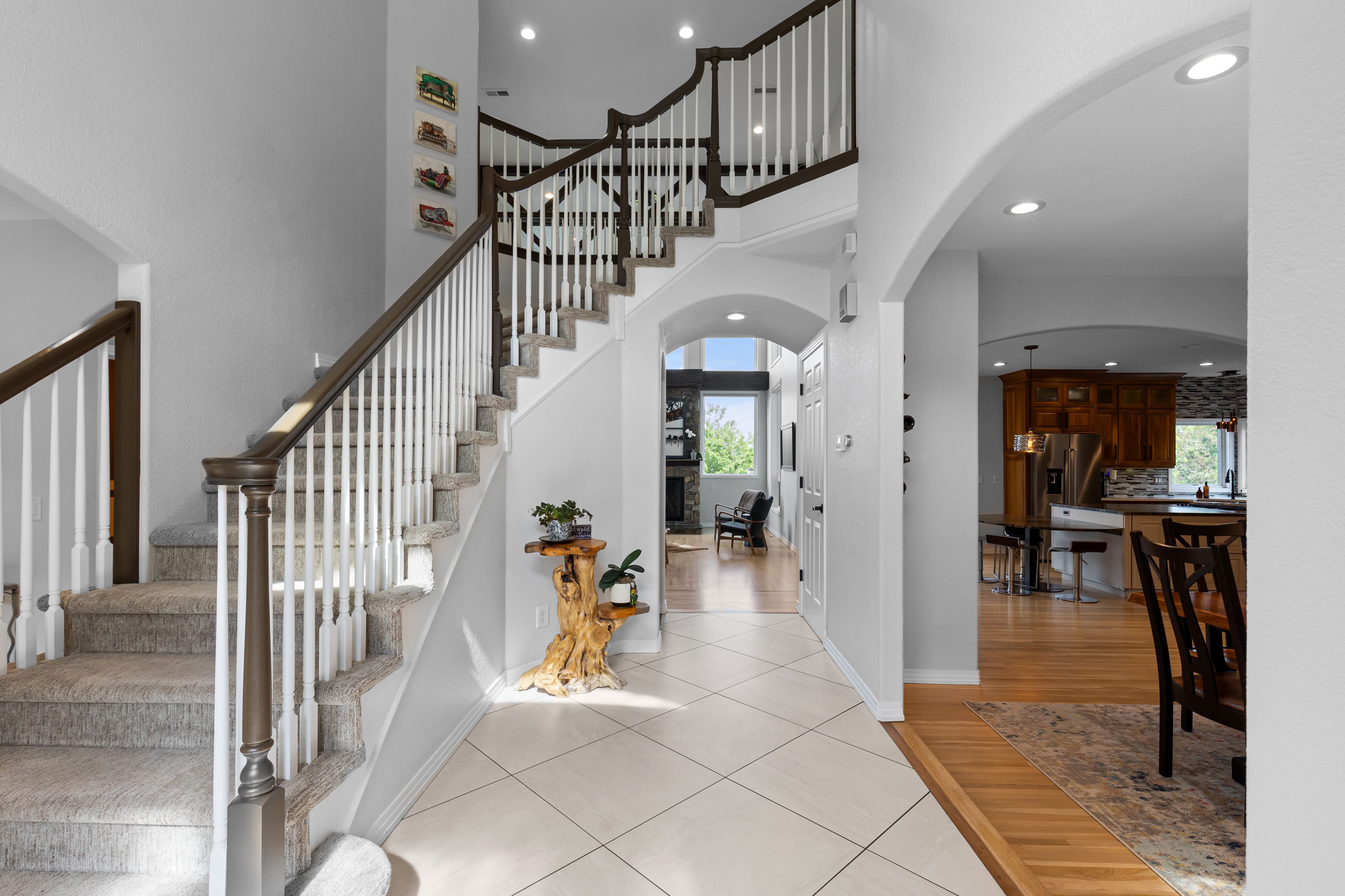  Stunning two-story walkout on a rare usable ¾-acre lot - 物件實景