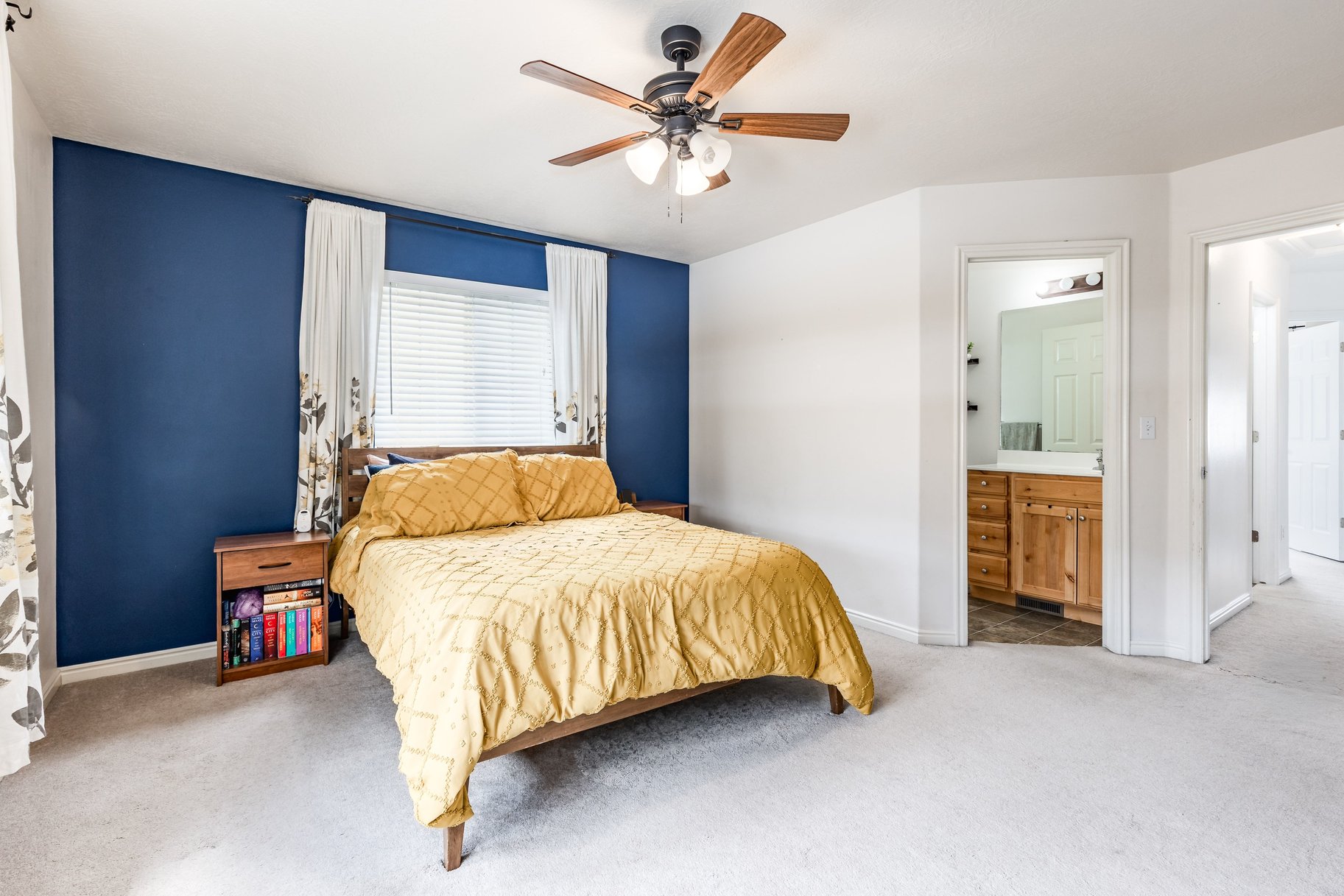  End Row Townhome in Highly Desired Location - 物件實景