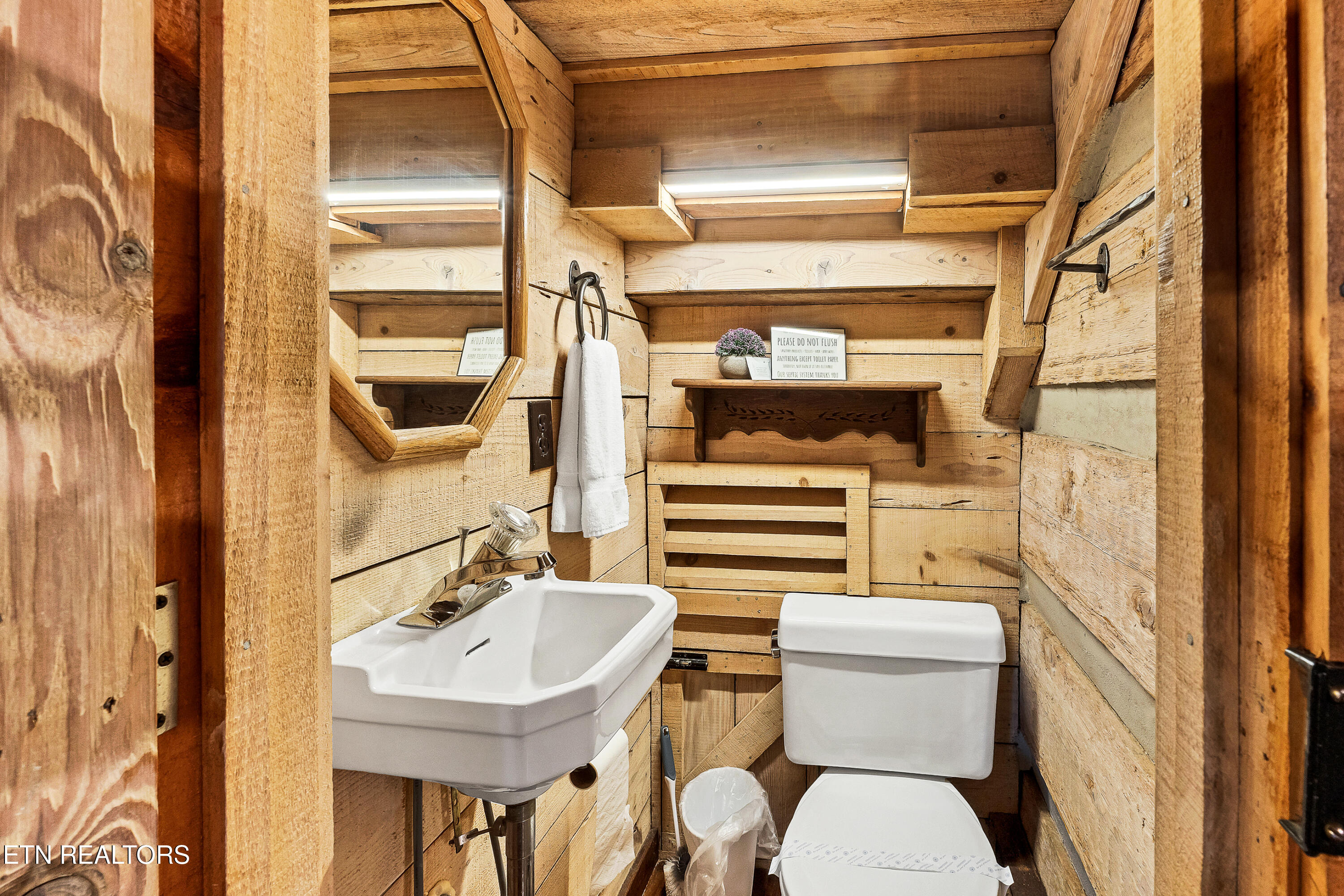 Townsend, Tennessee, 37882, United States, 2 Bedrooms Bedrooms, ,3 BathroomsBathrooms,Residential,For Sale,2010973