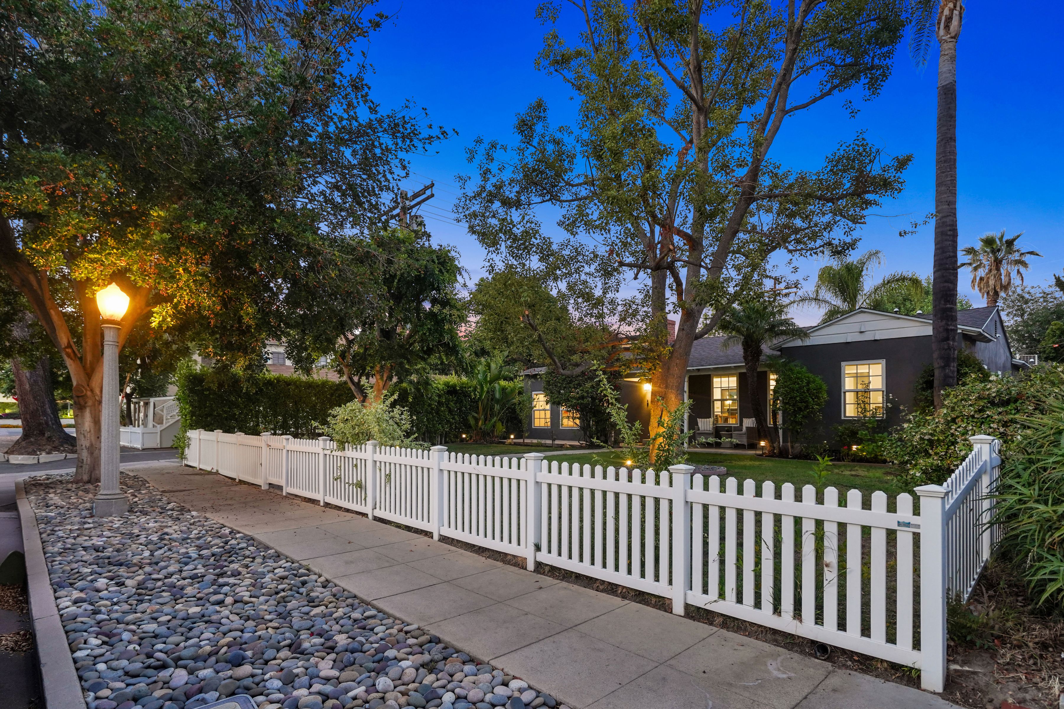  4744 Camellia Avenue - 物件實景