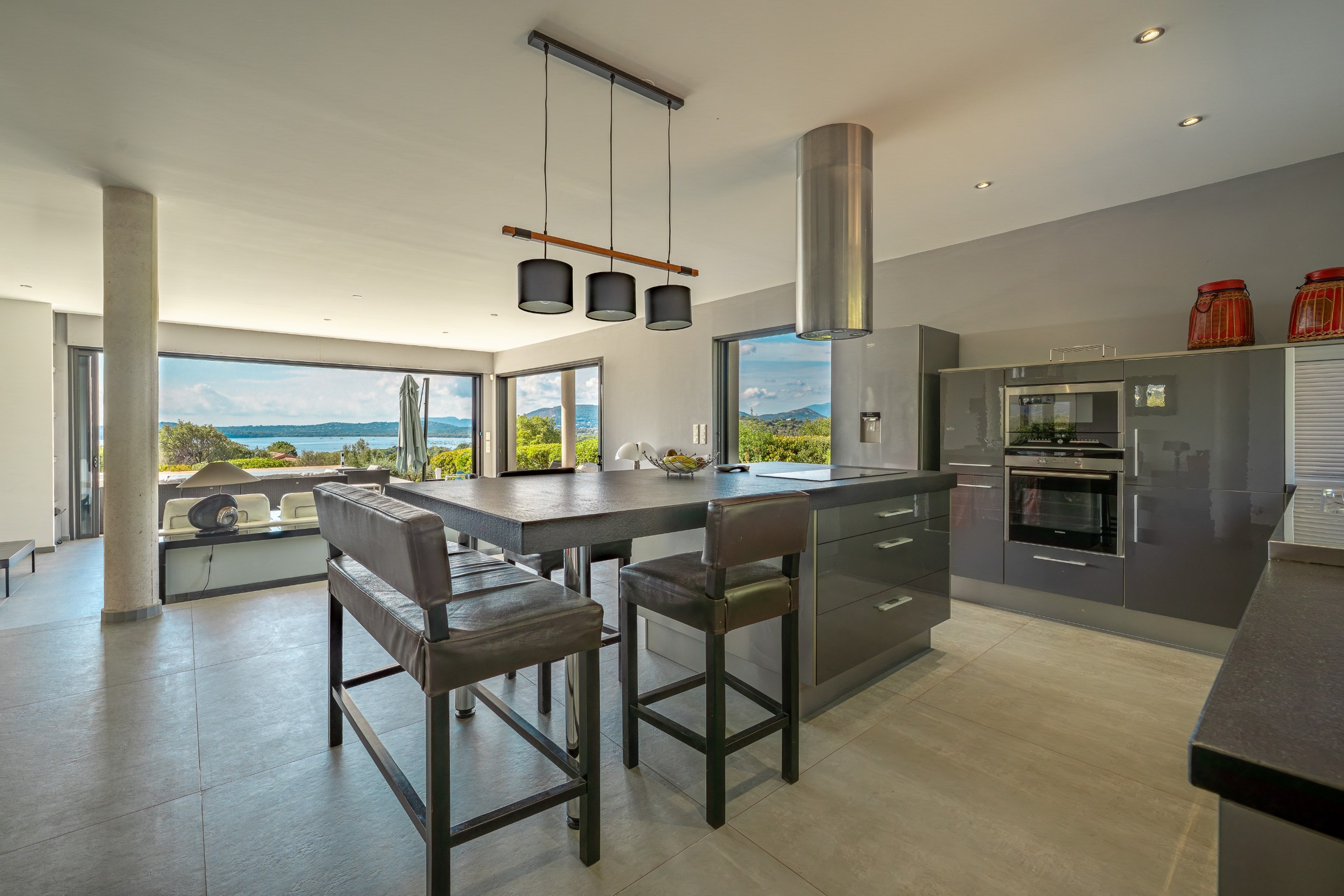  Contemporary 300 sqm villa with a mirror pool in Pinarello – 5 suites - 物件實景