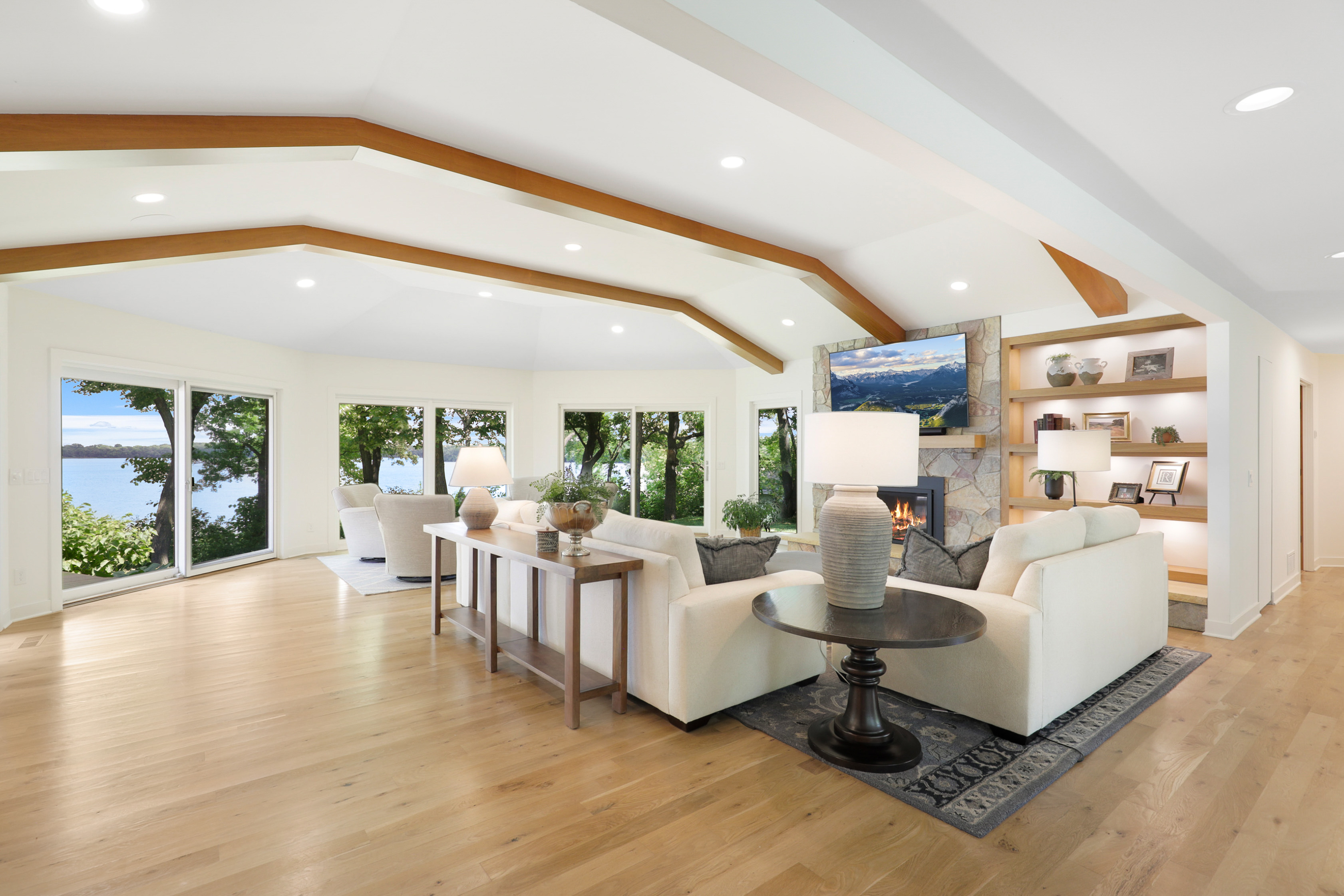  Lakeside Luxury with Timeless Charm and Modern Touches - 物件實景
