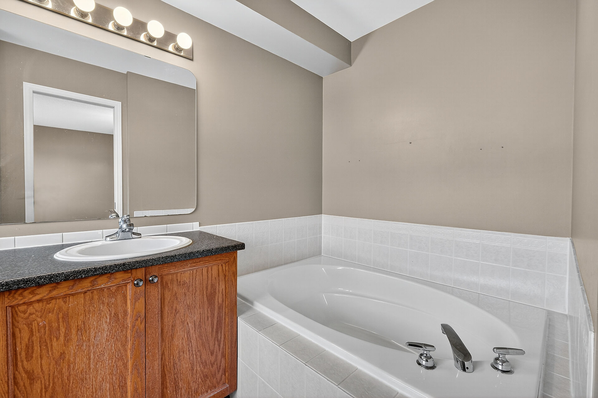 Ottawa, Ontario, K2W1E1, CA, 3 Bedrooms Bedrooms, ,3 BathroomsBathrooms,Residential,For Sale,1995671