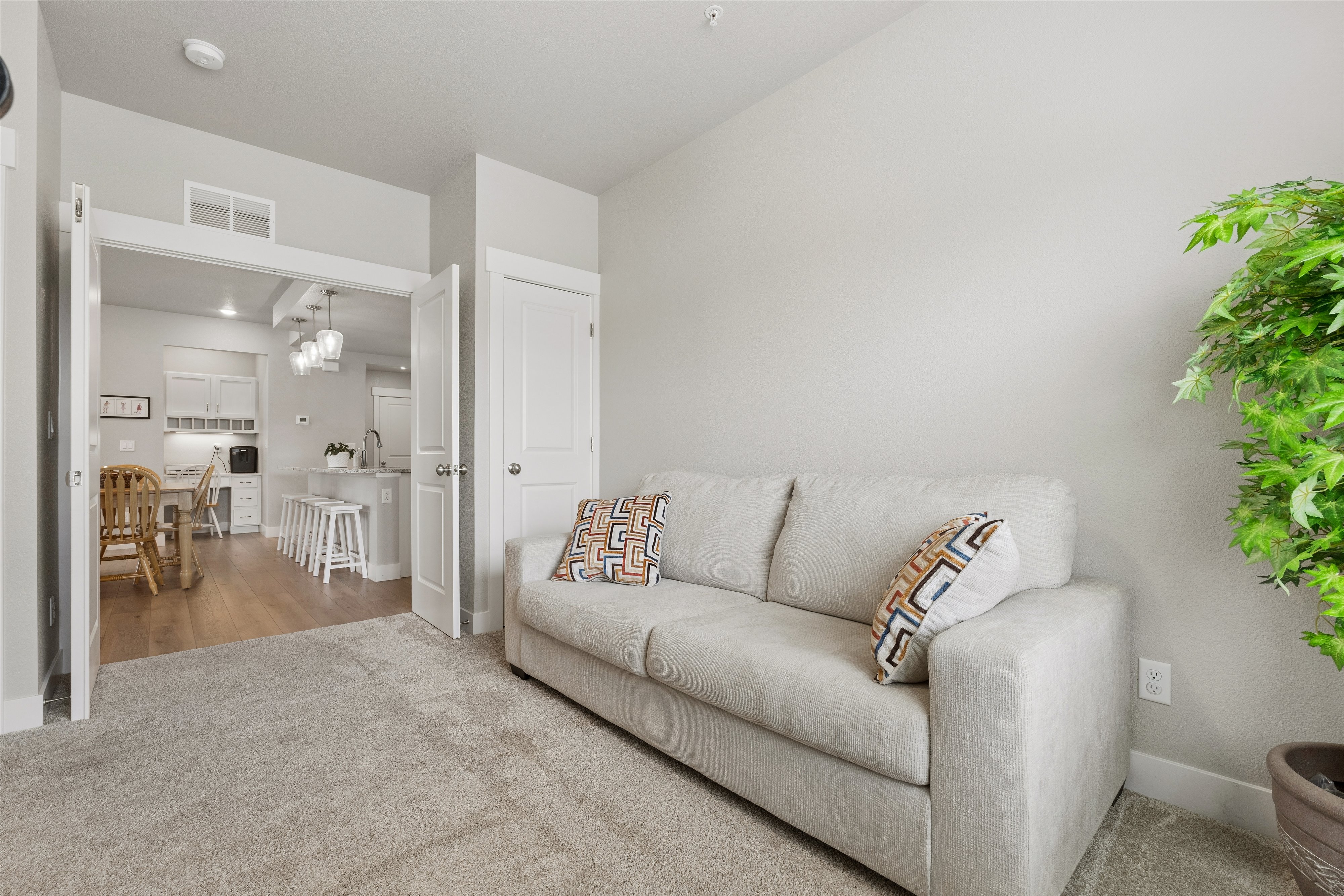  Enjoy Effortless, Lock-and-Leave Living in this Beautifully Finished Home - 物件實景