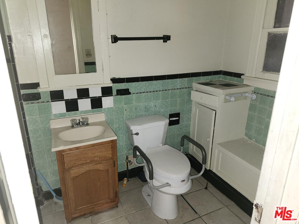 Los Angeles, California, 90037, United States, 4 Bedrooms Bedrooms, ,Residential,For Sale,2000606