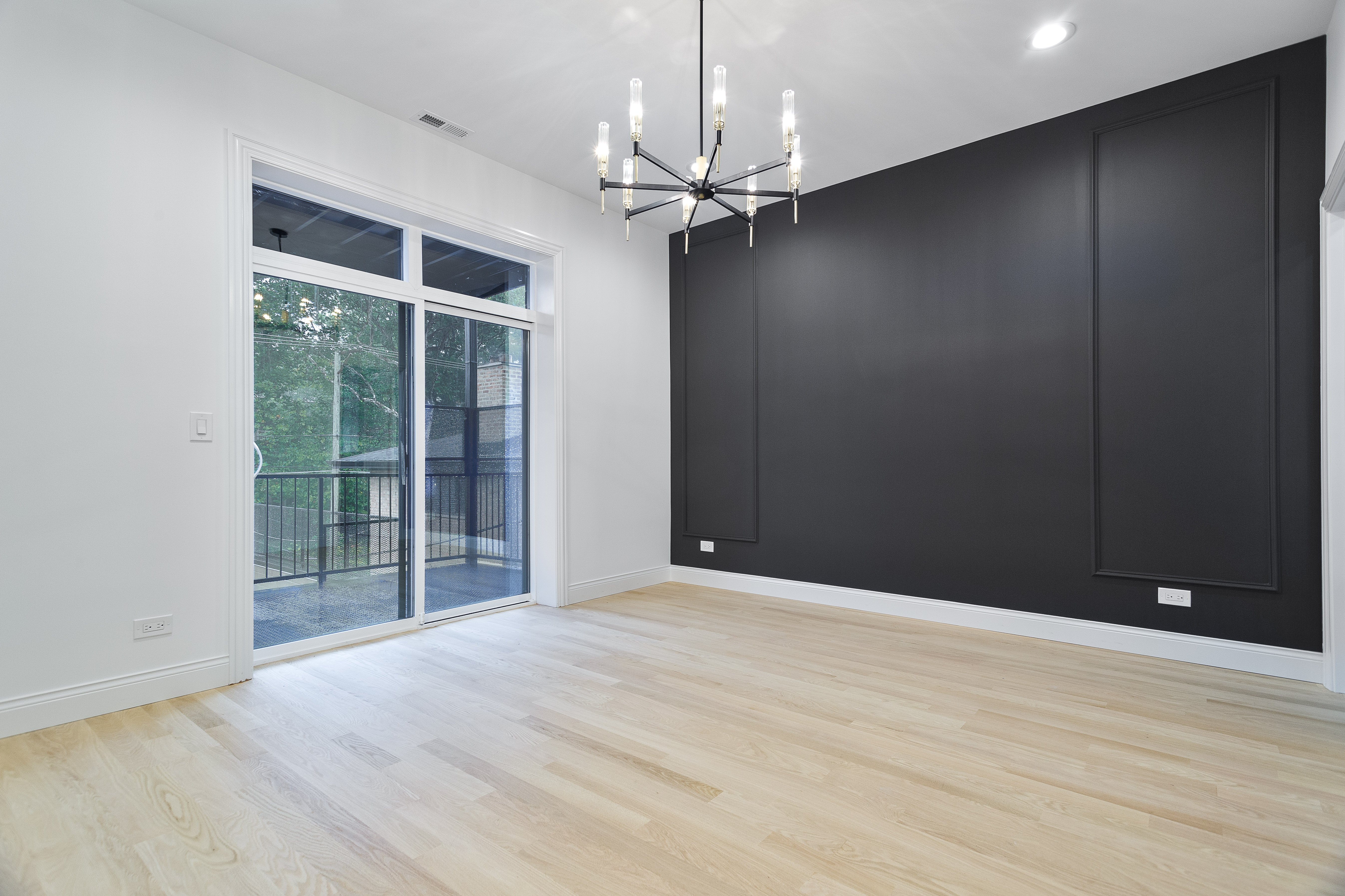  Experience Elevated Living in this Sun-filled Second-floor Simplex - 物件實景