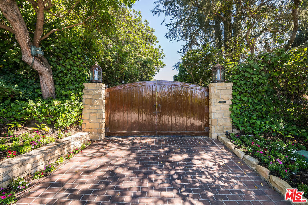 Pacific Palisades, California, 90272, United States, 8 Bedrooms Bedrooms, ,12 BathroomsBathrooms,Residential,For Sale,1949895