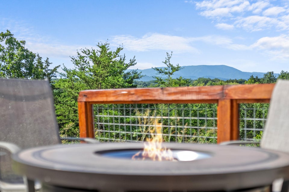 Sevierville, Tennessee, 37876, United States, 4 Bedrooms Bedrooms, ,6 BathroomsBathrooms,Residential,For Sale,1976346