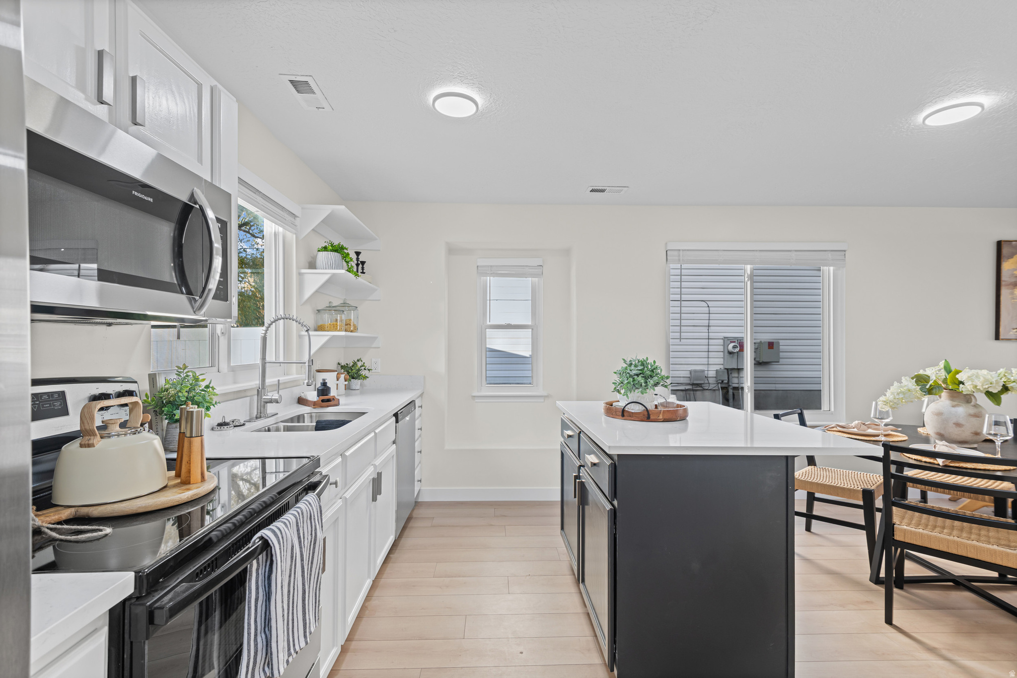 Sandy, Utah, 84070, United States, 3 Bedrooms Bedrooms, ,3 BathroomsBathrooms,Residential,For Sale,1996029