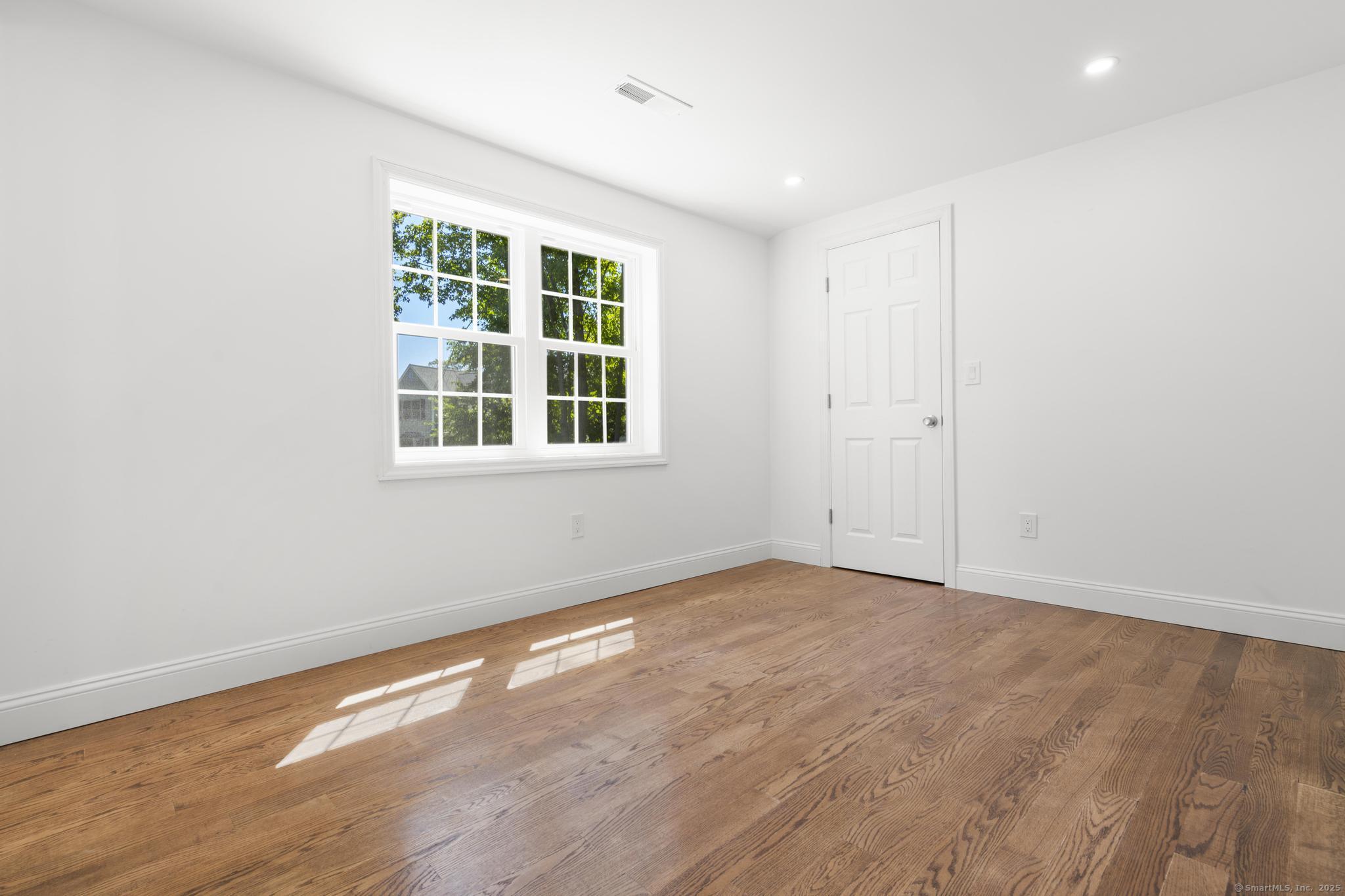 Milford, Connecticut, 06460, United States, 3 Bedrooms Bedrooms, ,3 BathroomsBathrooms,Residential,For Sale,1924915