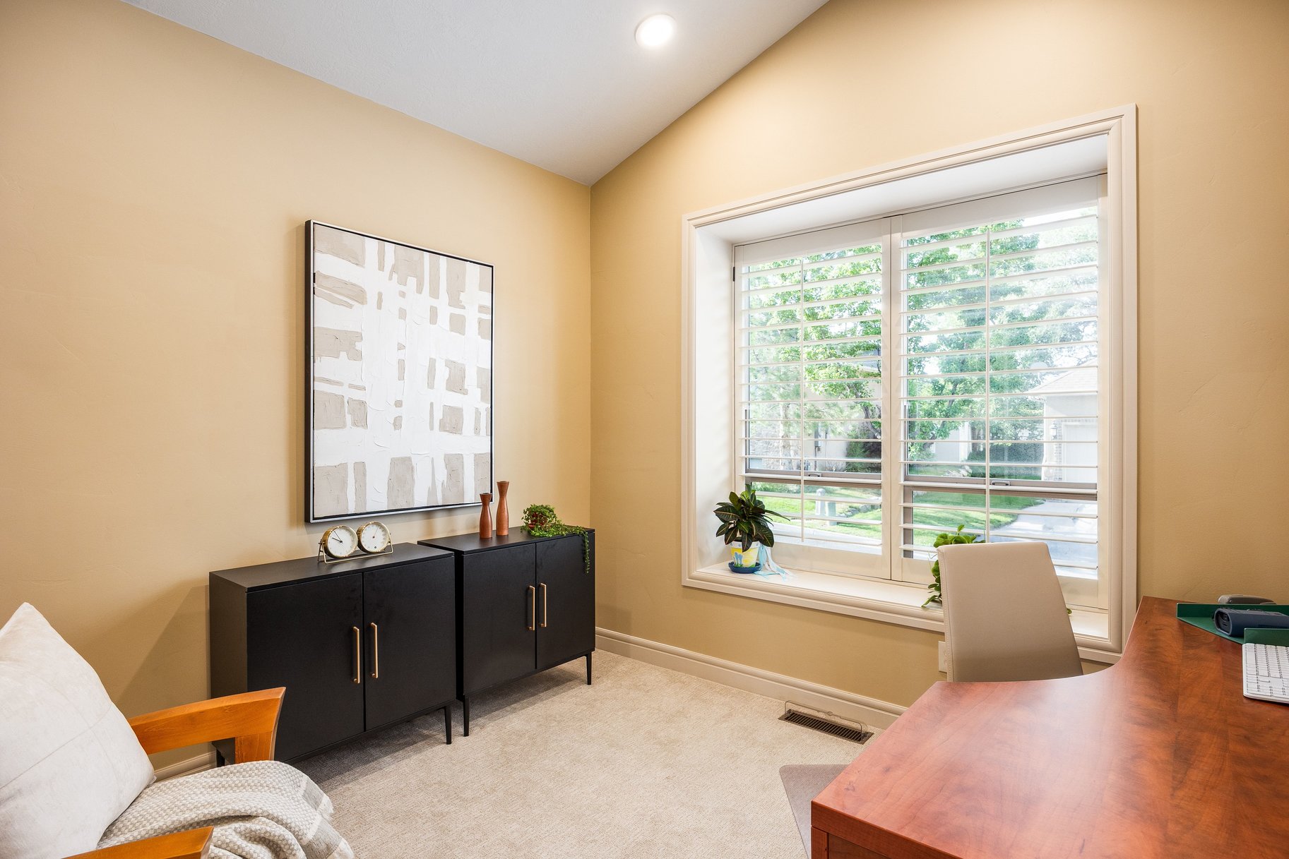  Beautifully Designed Home with a Main-Level Primary & Inviting Outdoor Spaces - 物件實景