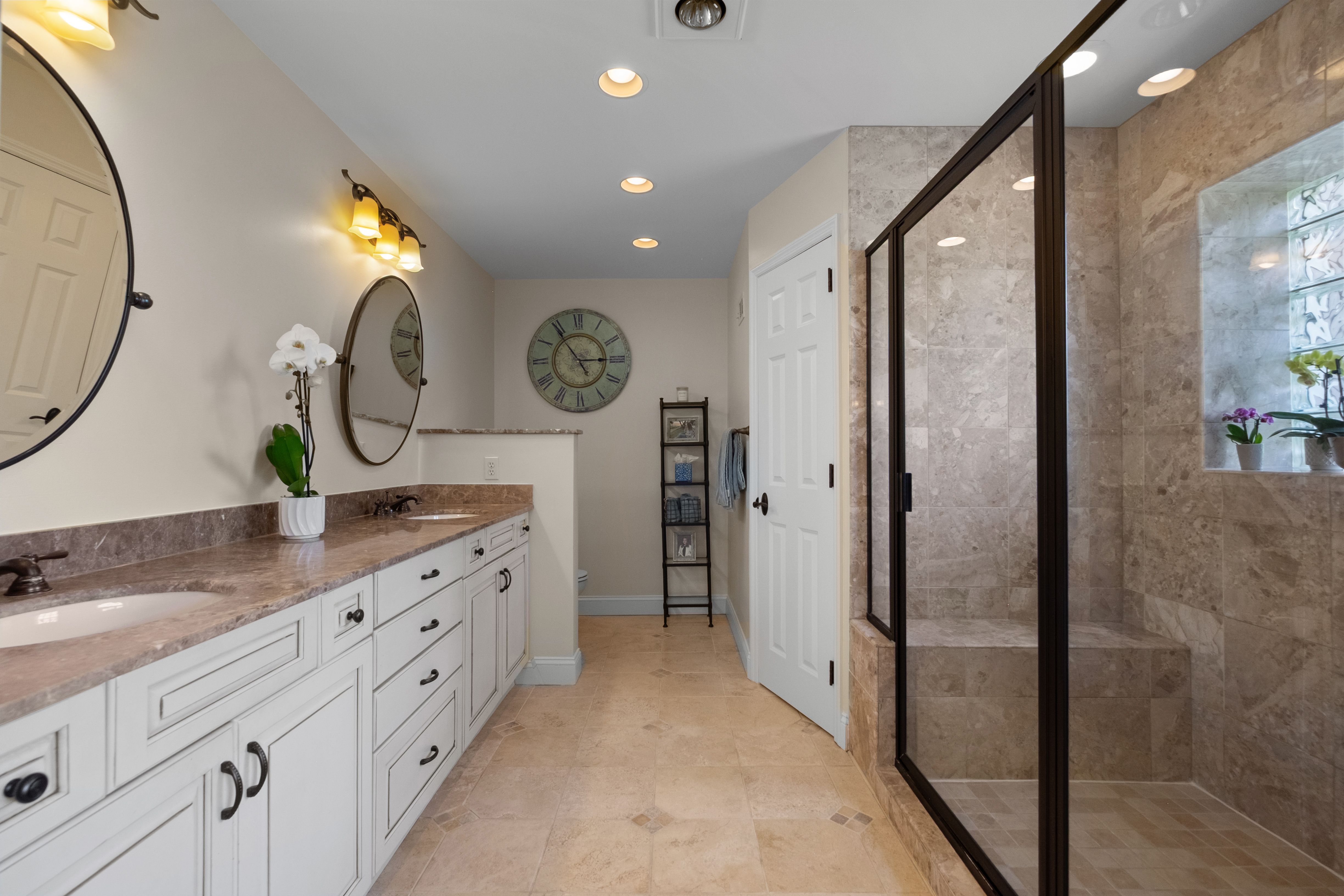  Welcome to this highly sought after home in Carberry Place l - 物件實景