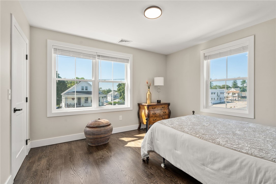 East Providence, Rhode Island, 02914, United States, 4 Bedrooms Bedrooms, ,3 BathroomsBathrooms,Residential,For Sale,1941827