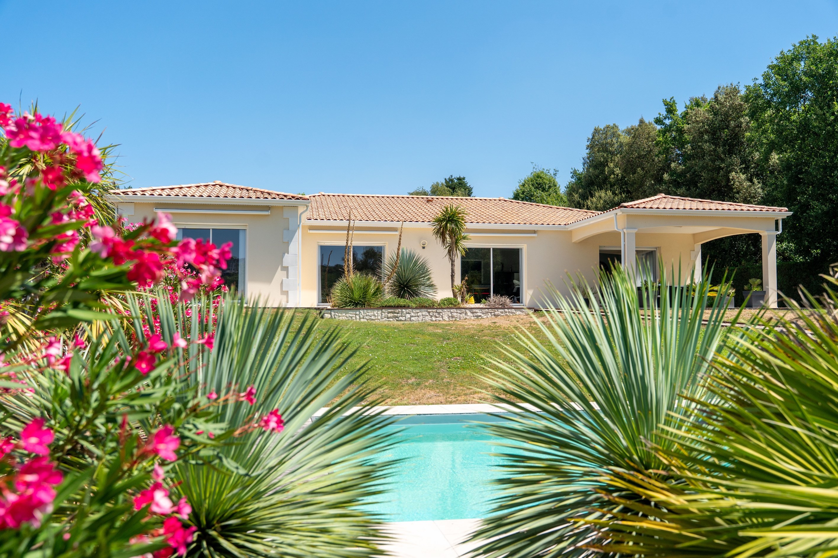 A Contemporary Masterpiece Overlooking Château de l