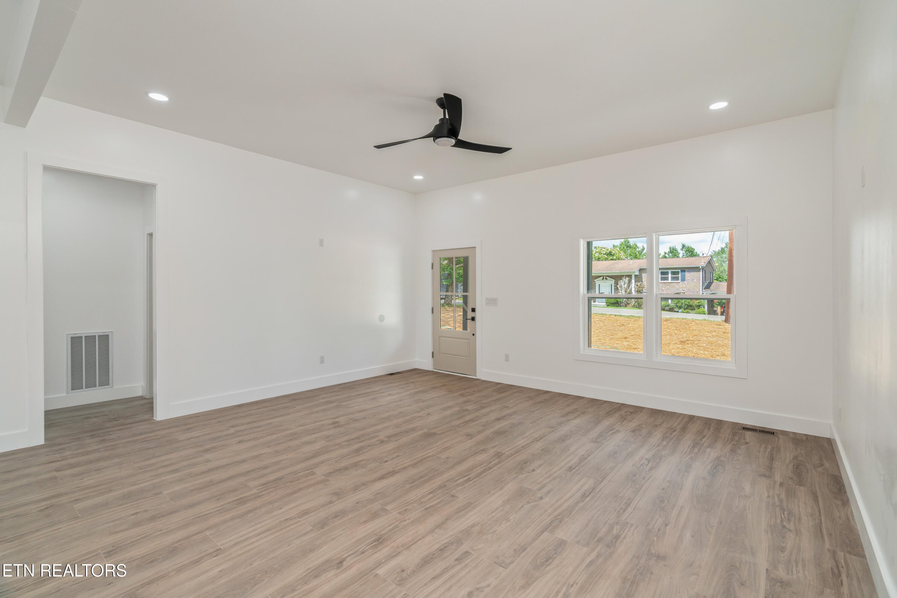 Kingston, Tennessee, 37763, United States, 3 Bedrooms Bedrooms, ,2 BathroomsBathrooms,Residential,For Sale,1907401