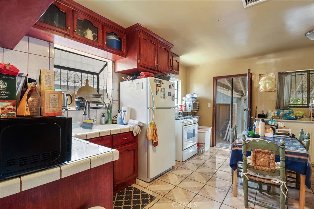 Los Angeles, California, 90016, United States, ,Residential,For Sale,1892903