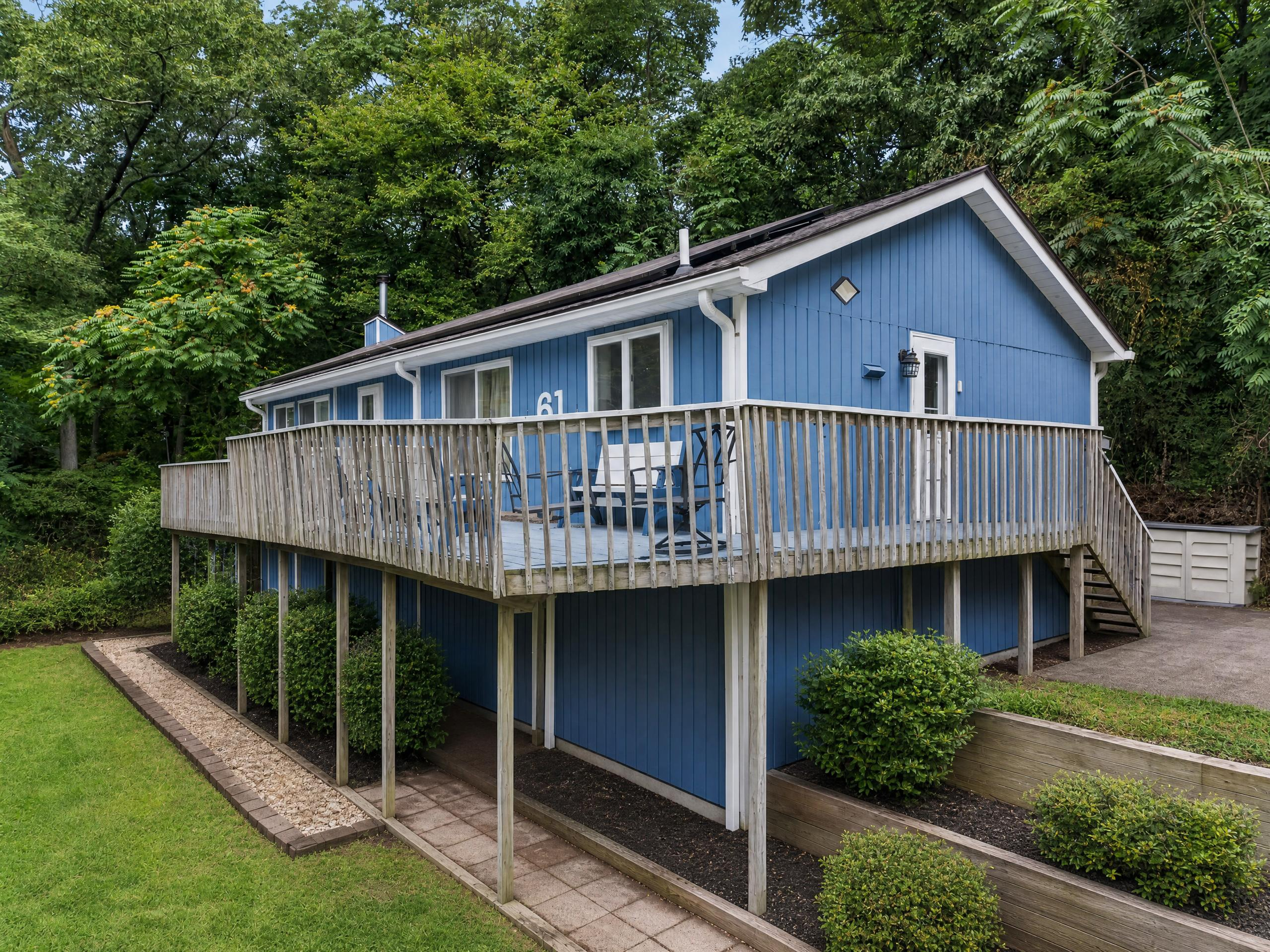  Spacious Two Level Raised Ranch Offers One Floor Living - 物件實景