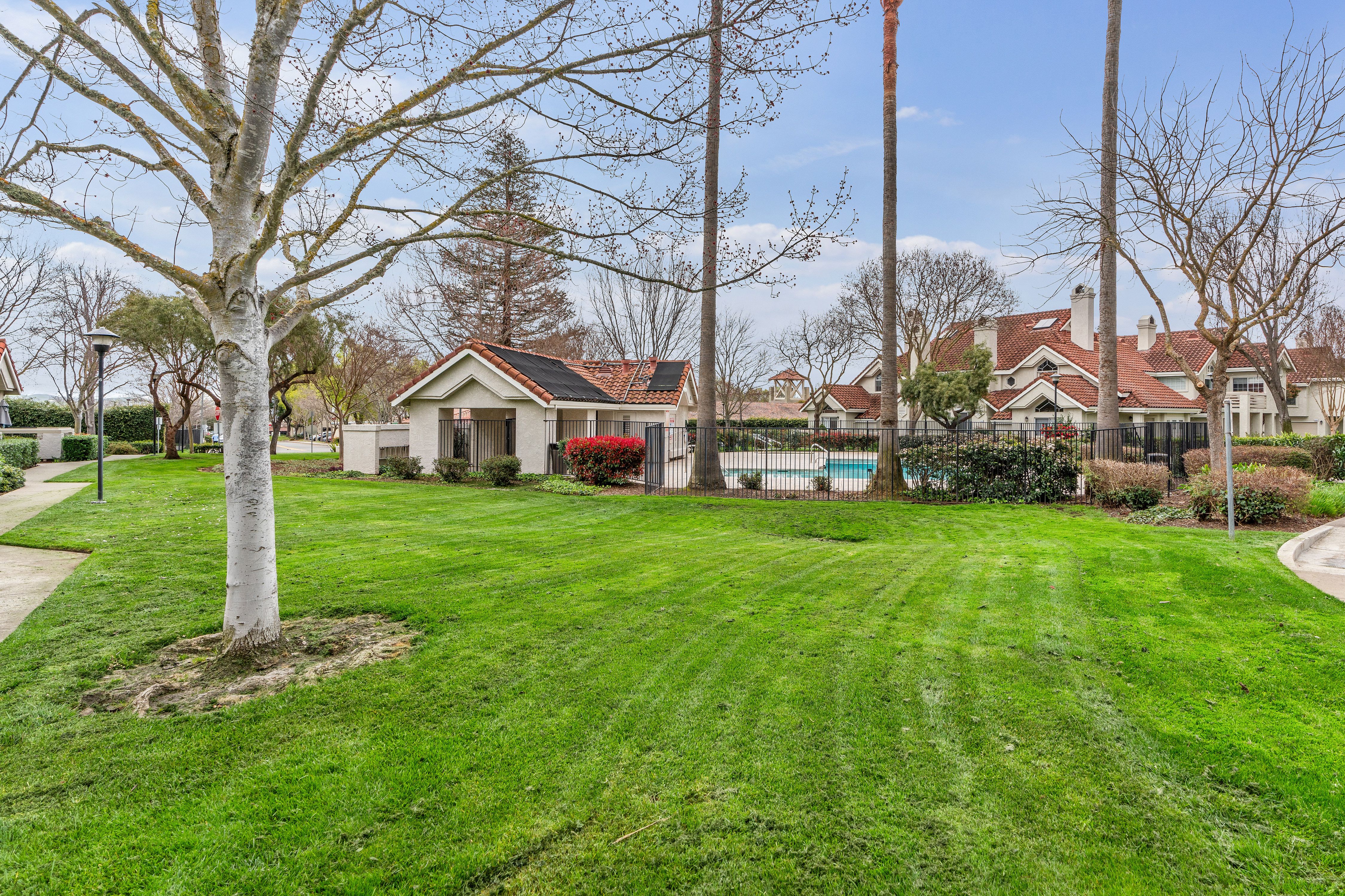  Private, Updated Townhome Surrounded by Majestic Trees - 物件實景