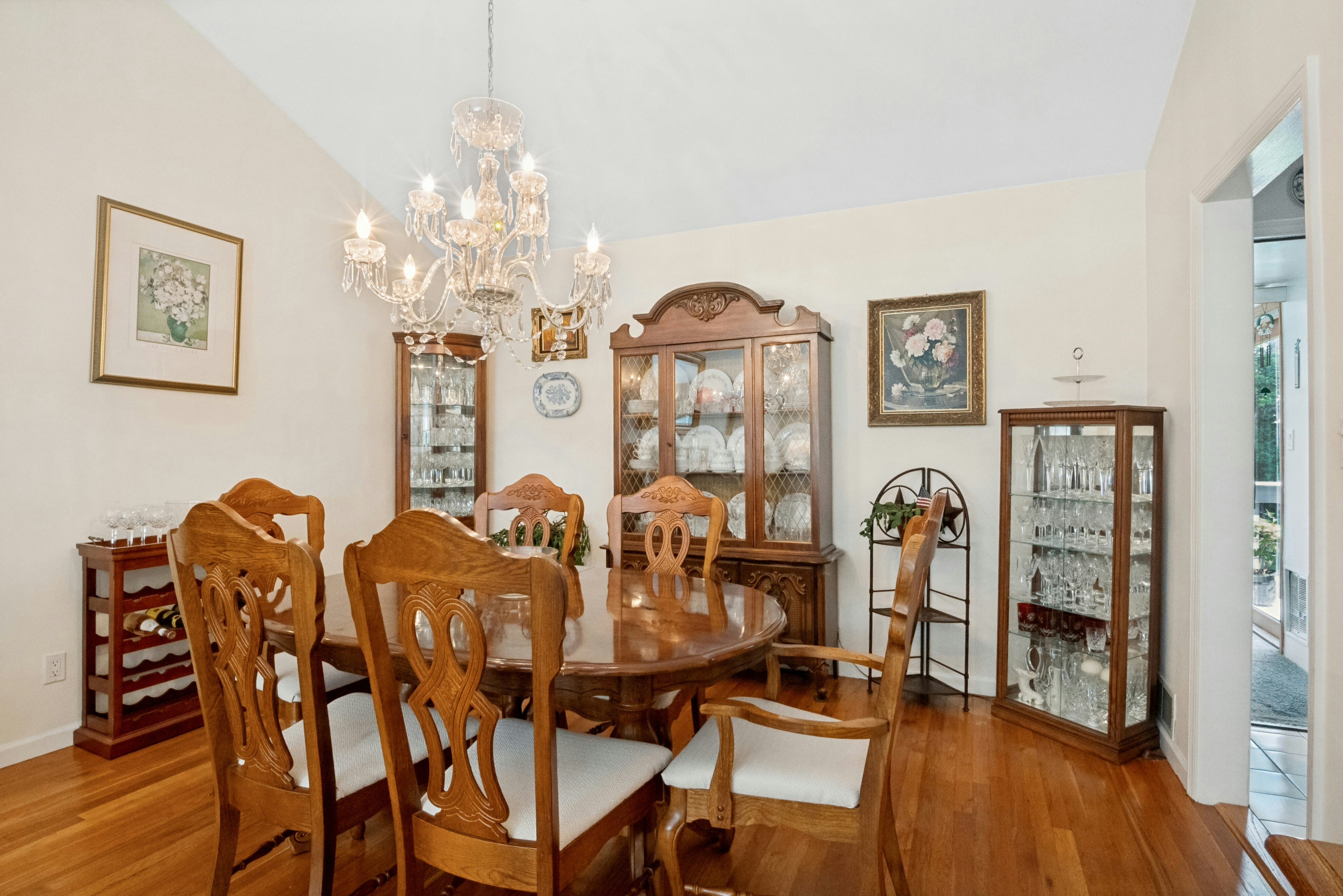  Charming three-bedroom, two bath ranch feels like home the moment you walk in - 物件實景