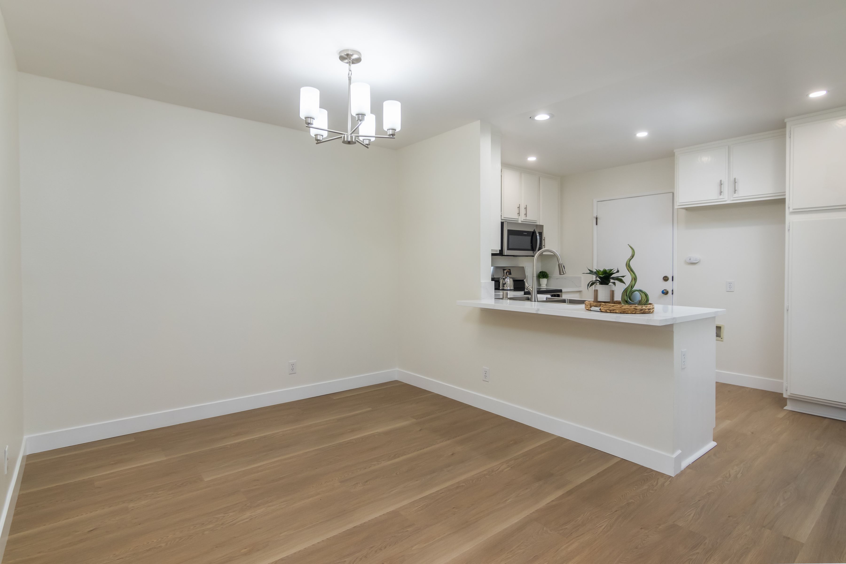  Newly Remodeled Corner Unit - 物件實景