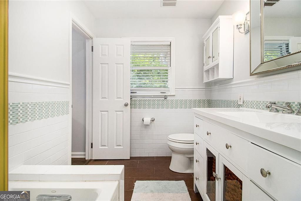 Atlanta, Georgia, 30345, United States, 4 Bedrooms Bedrooms, ,4 BathroomsBathrooms,Residential,For Sale,1929806