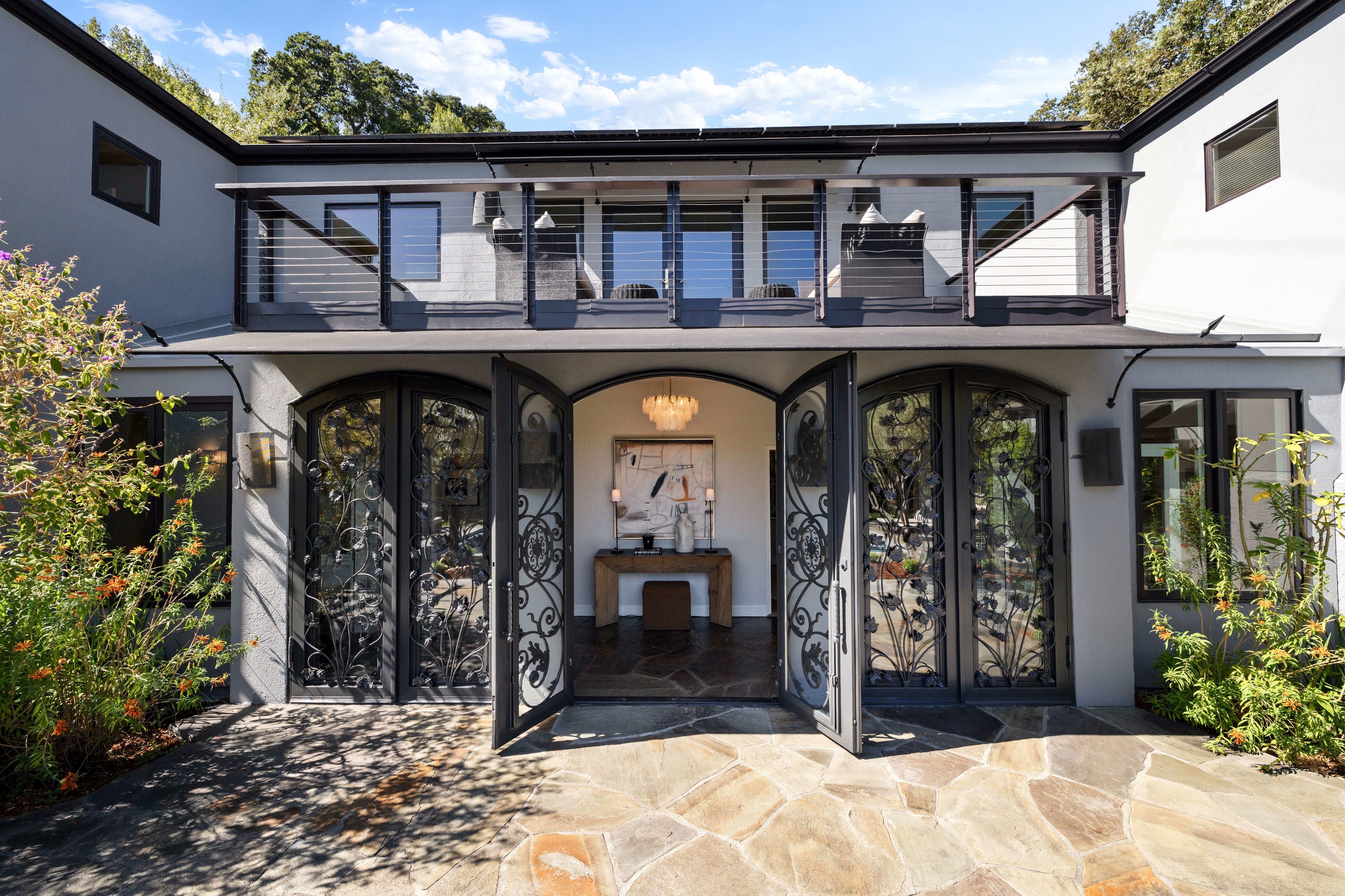  Resort Living in Sorich Park — Gated Mediterranean Estate With Pool and Views - 物件實景