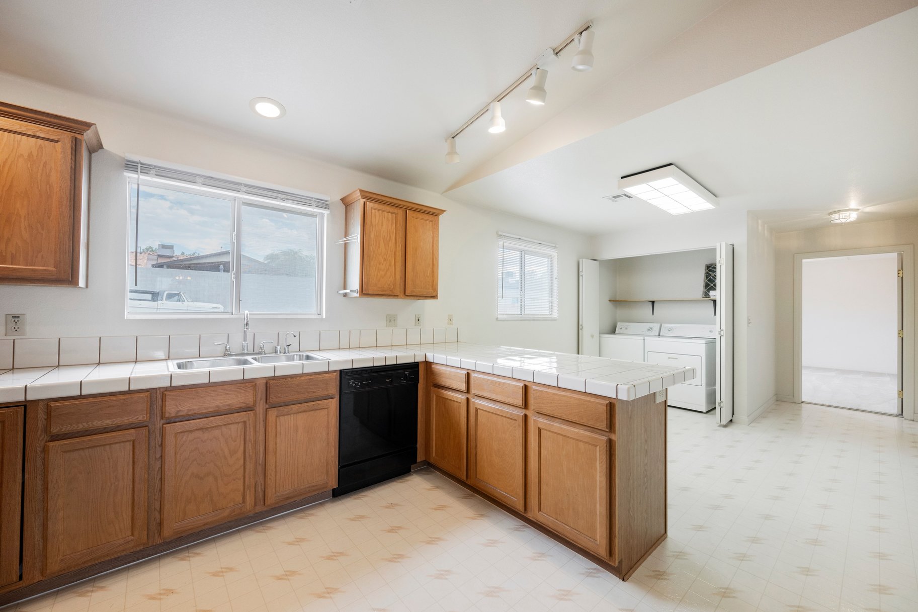  Rare Half Acre Opportunity in Henderson HOA, RV Hookups, Endless Potential - 物件實景
