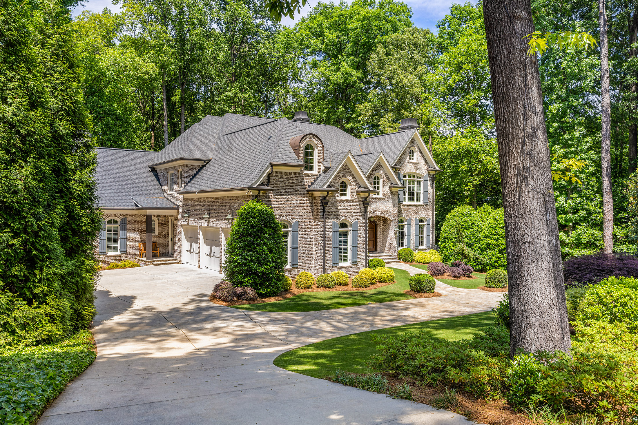  Buckhead Estate Pairs Architectural Presence with Richly Layered Interiors - 物件實景