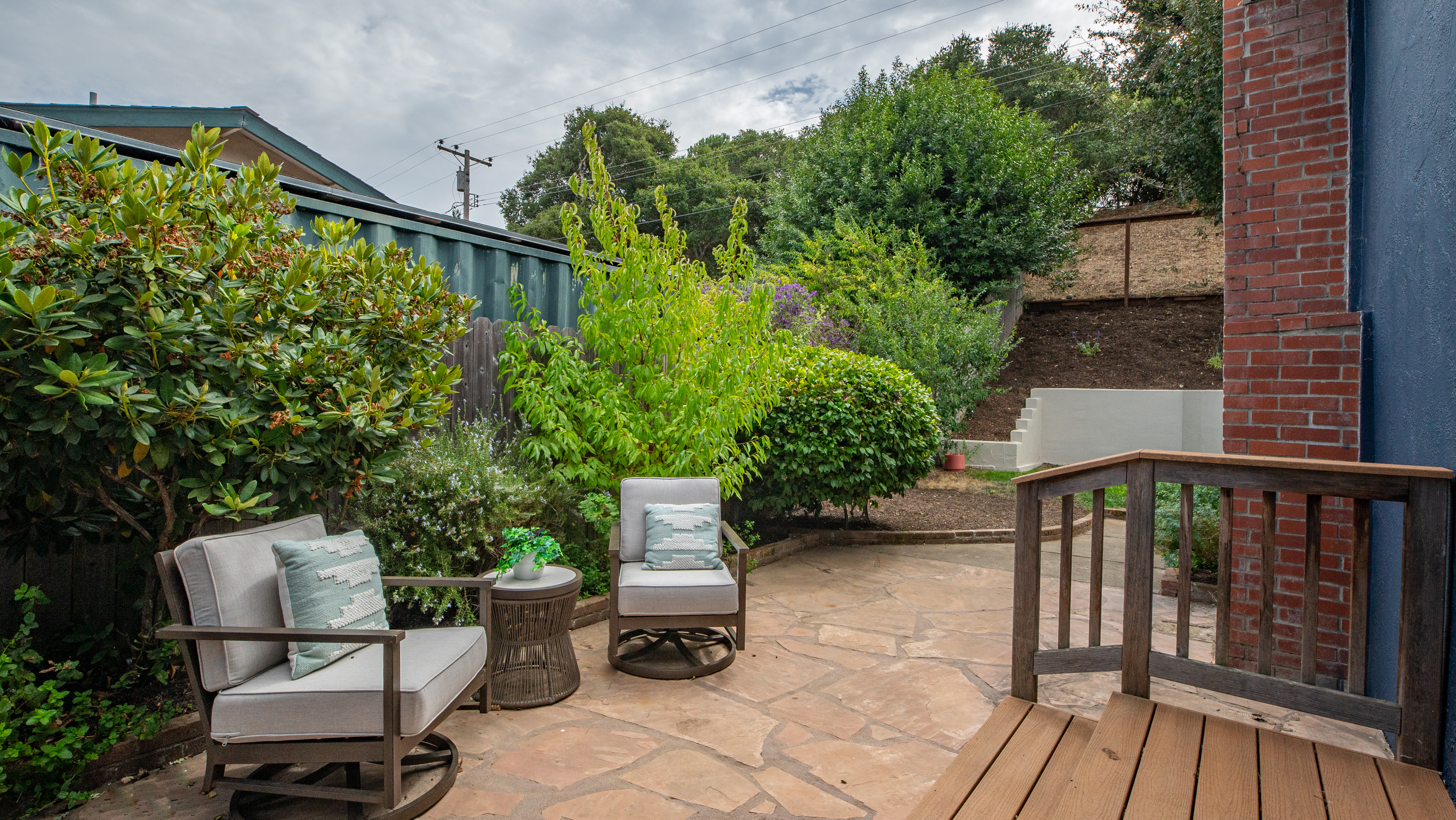  Single-Level, Beautifully Updated, and a Yard of Your Own - 物件實景