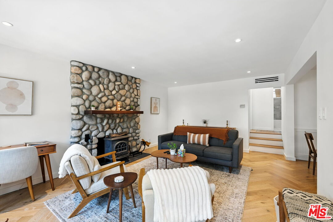 Topanga, California, 90290, United States, 2 Bedrooms Bedrooms, ,1 BathroomBathrooms,Residential,For Sale,1913417