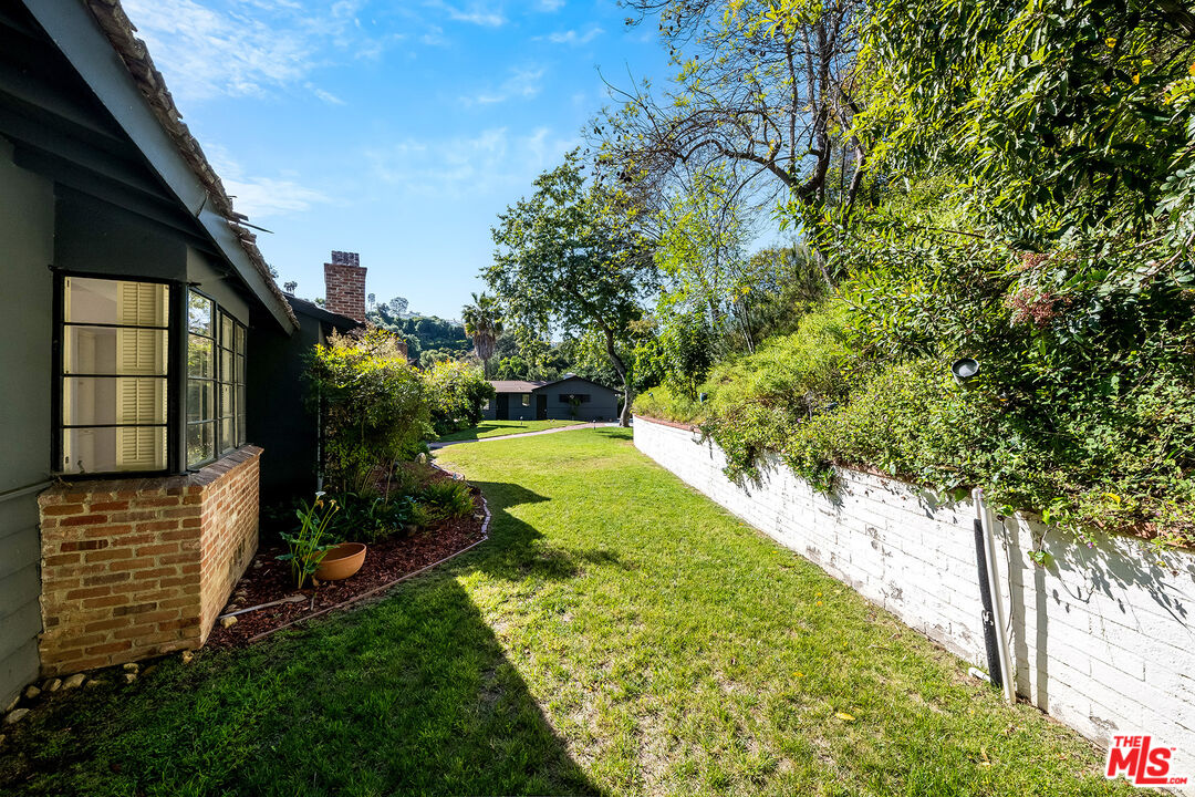 Los Angeles, California, 90049, United States, 2 Bedrooms Bedrooms, ,3 BathroomsBathrooms,Residential,For Sale,1819125
